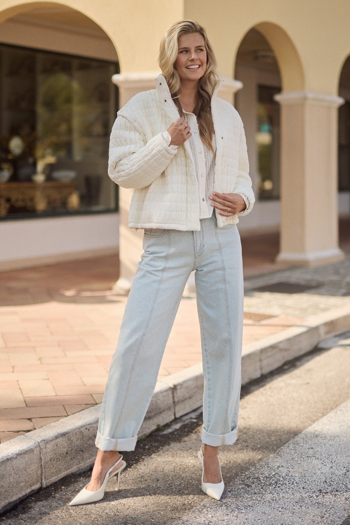 Nukus Blair bleached denim jeans, casual fit, met lichte wassing en klassieke five-pocket stijl, gedragen door een model.