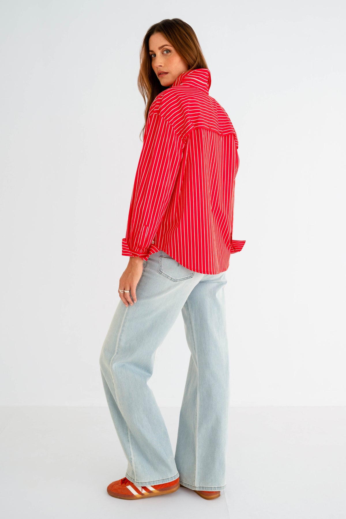 Offwhite en rode blouse van Maicazz & Zizo met stijlvolle snit en korte mouwen, gedragen door een model.