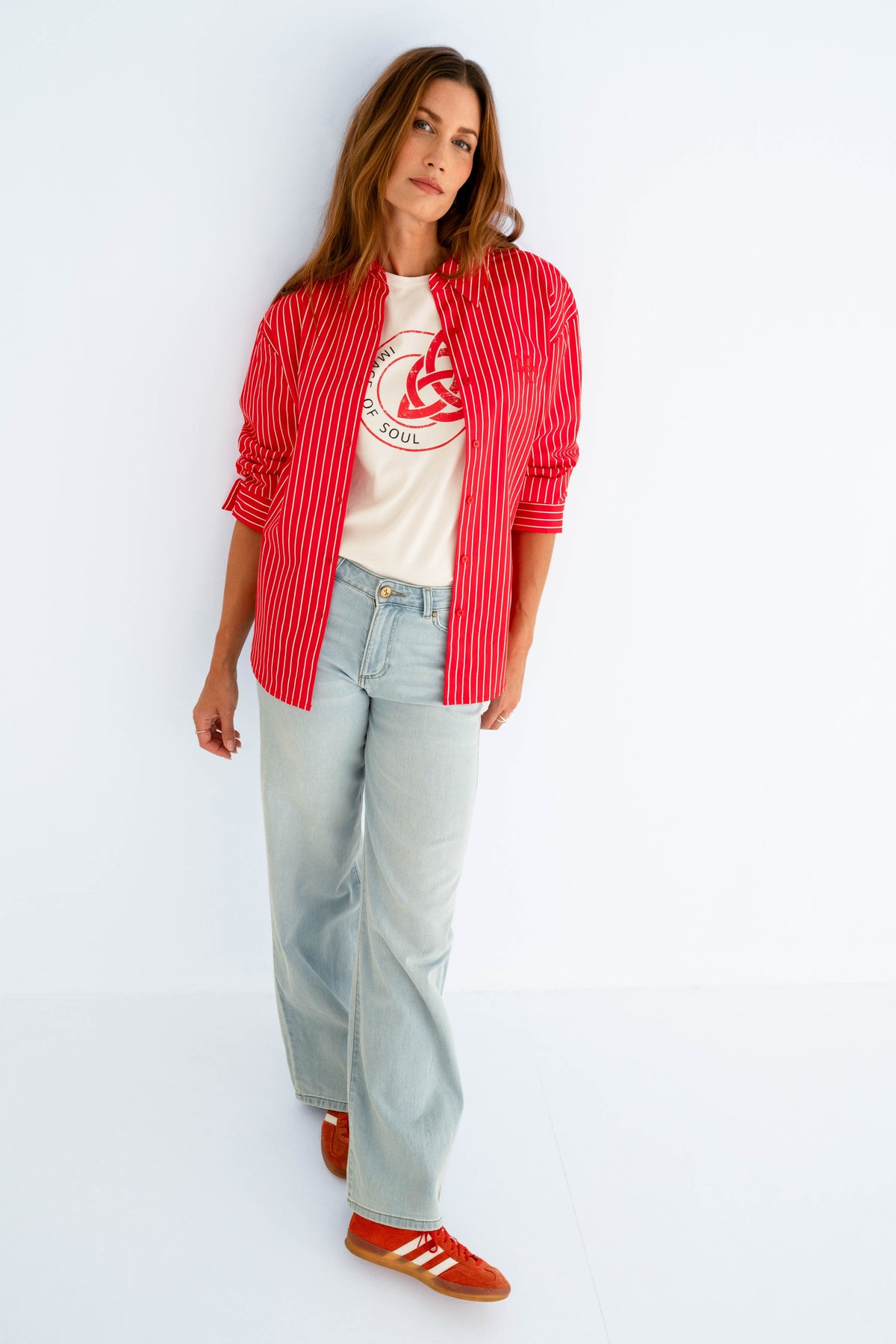 Offwhite en rode blouse van Maicazz & Zizo met korte mouwen en losse pasvorm, gedragen door een model.