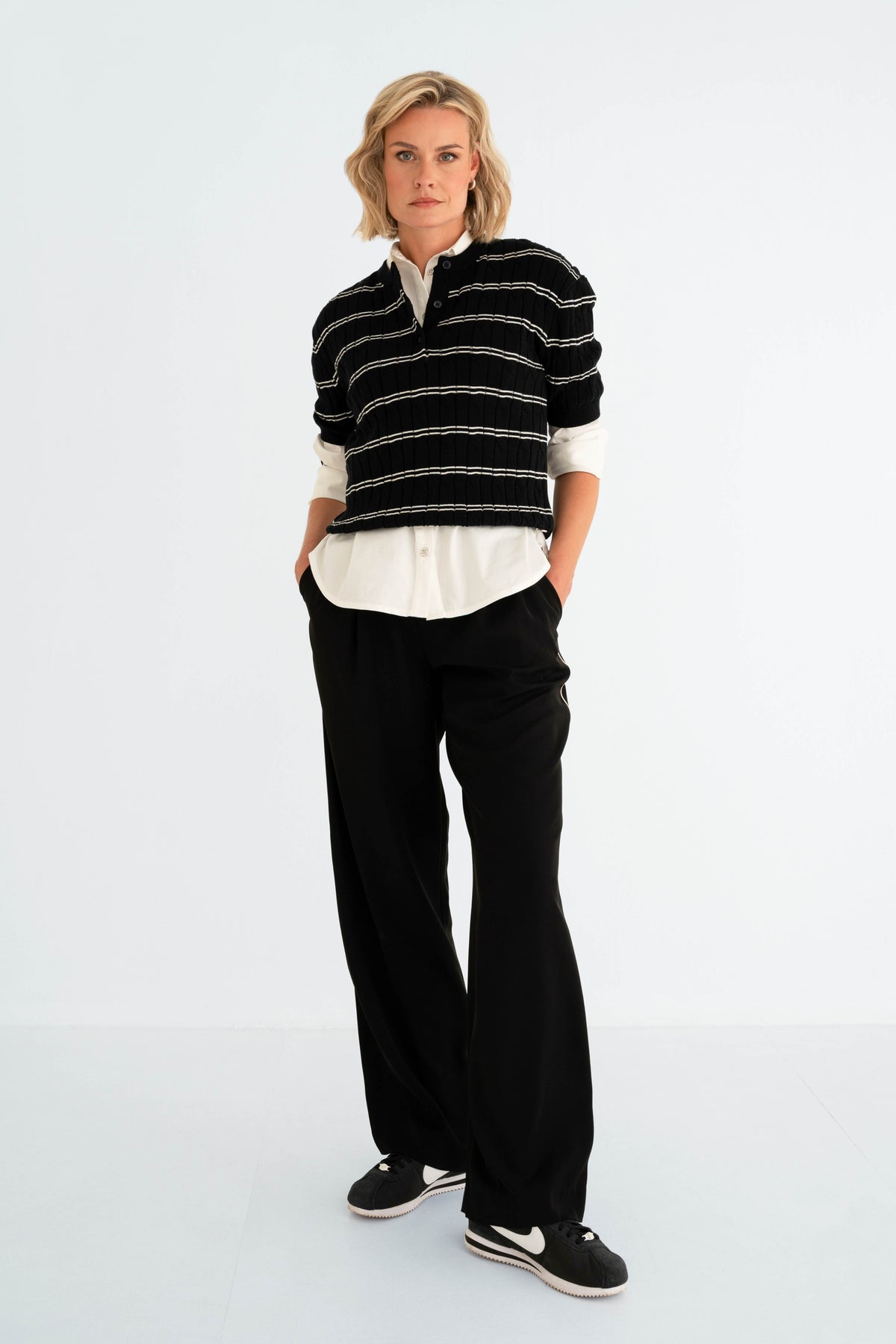 Zwart en offwhite top van Maicazz & Zizo, model Suez, met stijlvolle details en losse pasvorm.