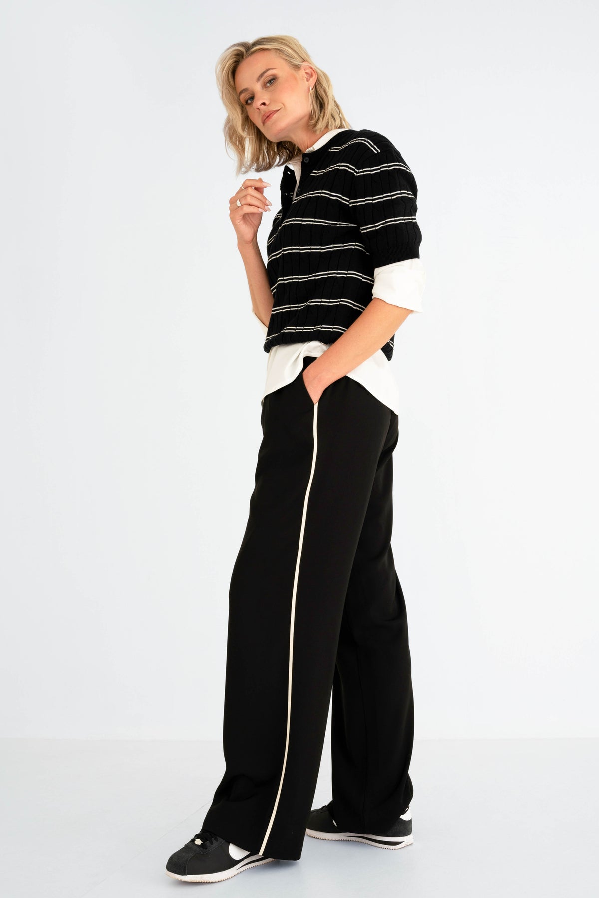 Zwart en offwhite top van Maicazz & Zizo, model Suez, met elegante ronde hals en casual pasvorm.