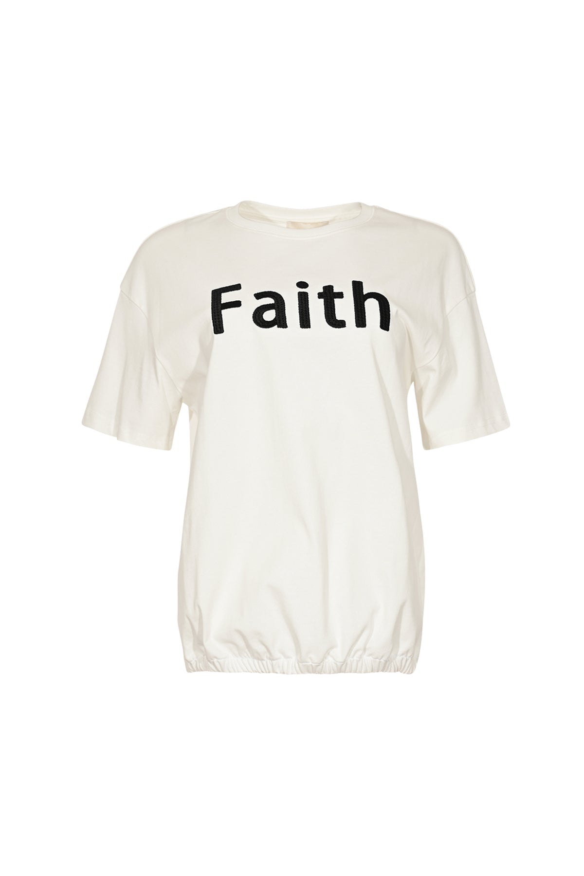 Lichte offwhite T-shirt van Maicazz & Zizo met eenvoudige pasvorm en korte mouwen, gedragen door een model.