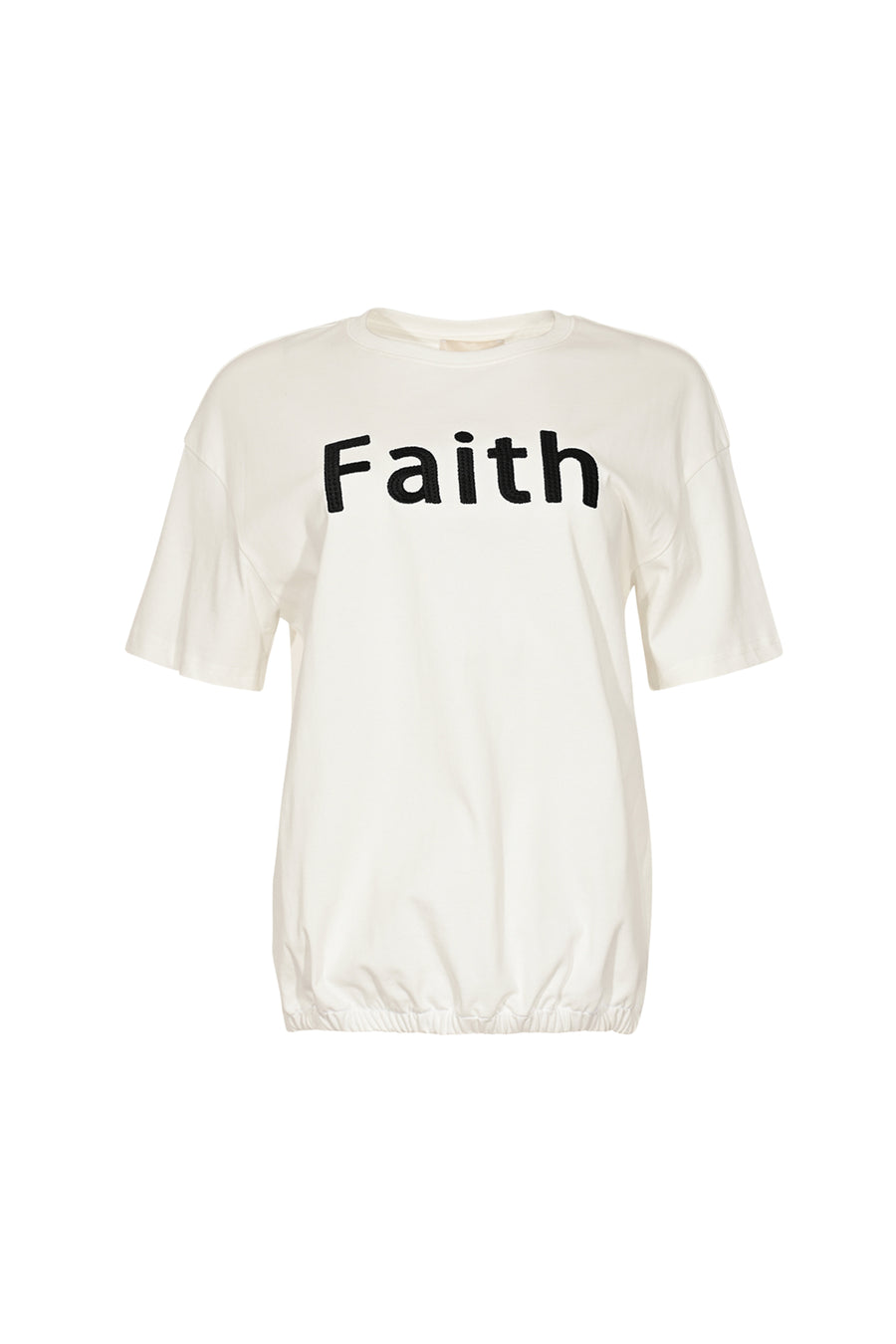 Lichte offwhite T-shirt van Maicazz & Zizo met eenvoudige pasvorm en korte mouwen, gedragen door een model.