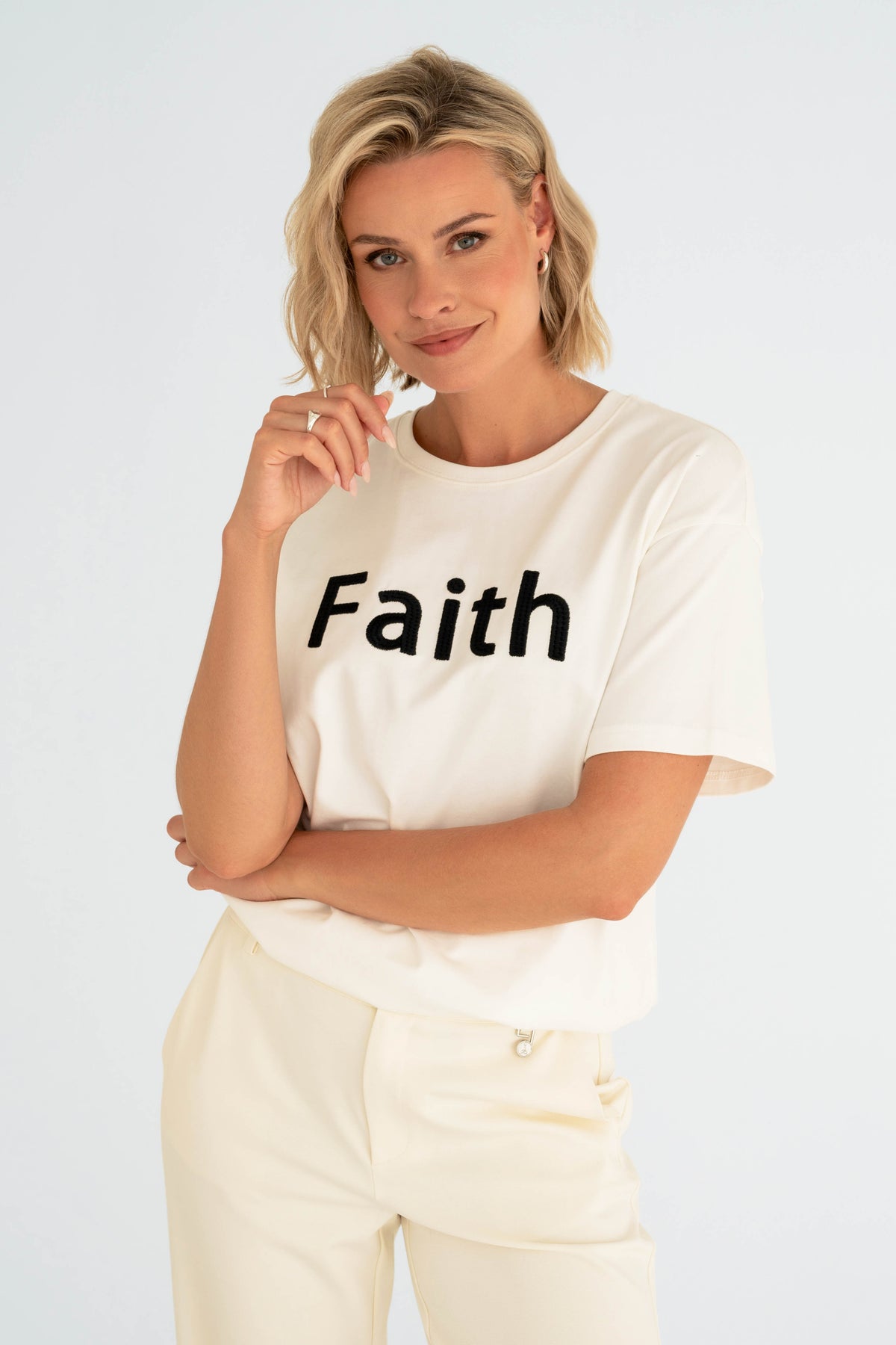 Wit T-shirt van Maicazz & Zizo met Sunn Offwhite ontwerp, gedragen door een model, close-up van het kledingstuk.