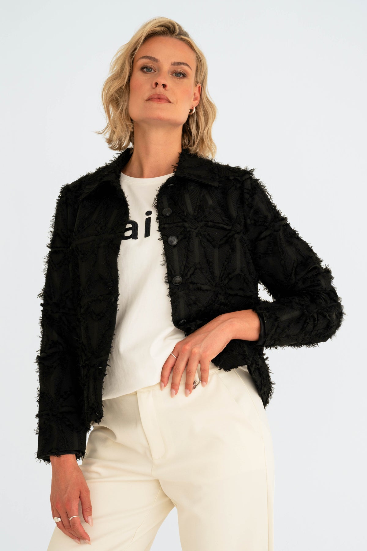 Lieve offwhite T-shirt van Maicazz & Zizo met eenvoudige stijl en ronde hals, gedragen door een model.