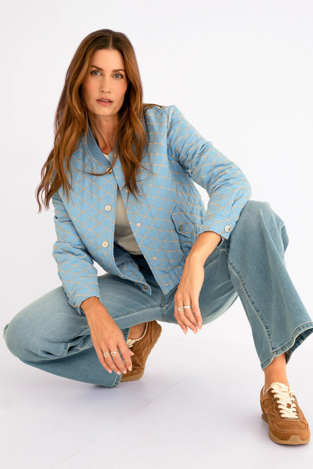 Blauwe Sauline jas van Maicazz & Zizo met ritssluiting en capuchon, gedragen door een model.