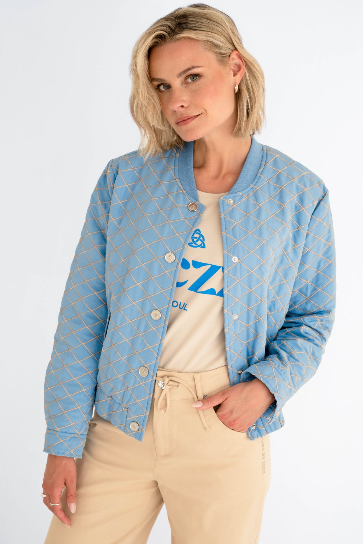 Blauwe Sauline jas van Maicazz & Zizo met capuchon en rits, gedragen door een model, voor dames of heren.