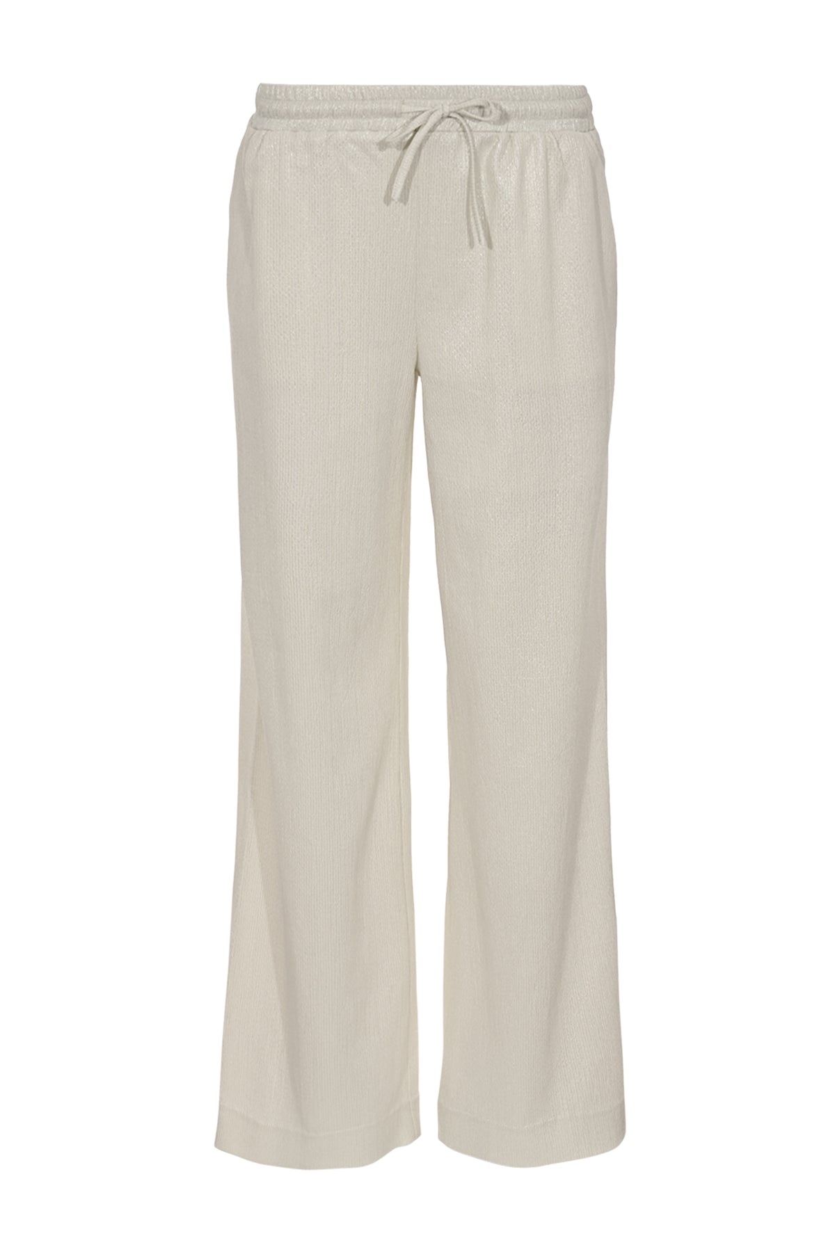 Offwitte broek van Maicazz & Zizo met losse pasvorm en comfortabele taille, gedragen door een model.
