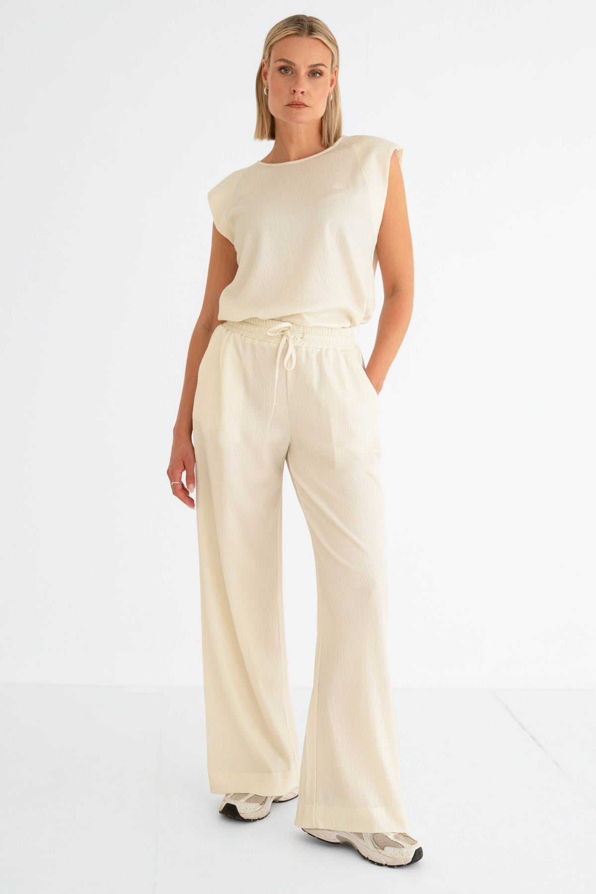 Offwitte broek van Maicazz & Zizo met losse pasvorm en comfortabele taille, model LARISSA, op een neutrale achtergrond.