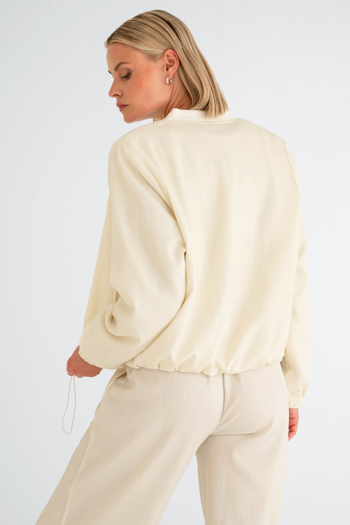 Witte Maicazz & Zizo Siera jas met opvallende details en comfortabele pasvorm, zichtbaar op de model afbeelding.