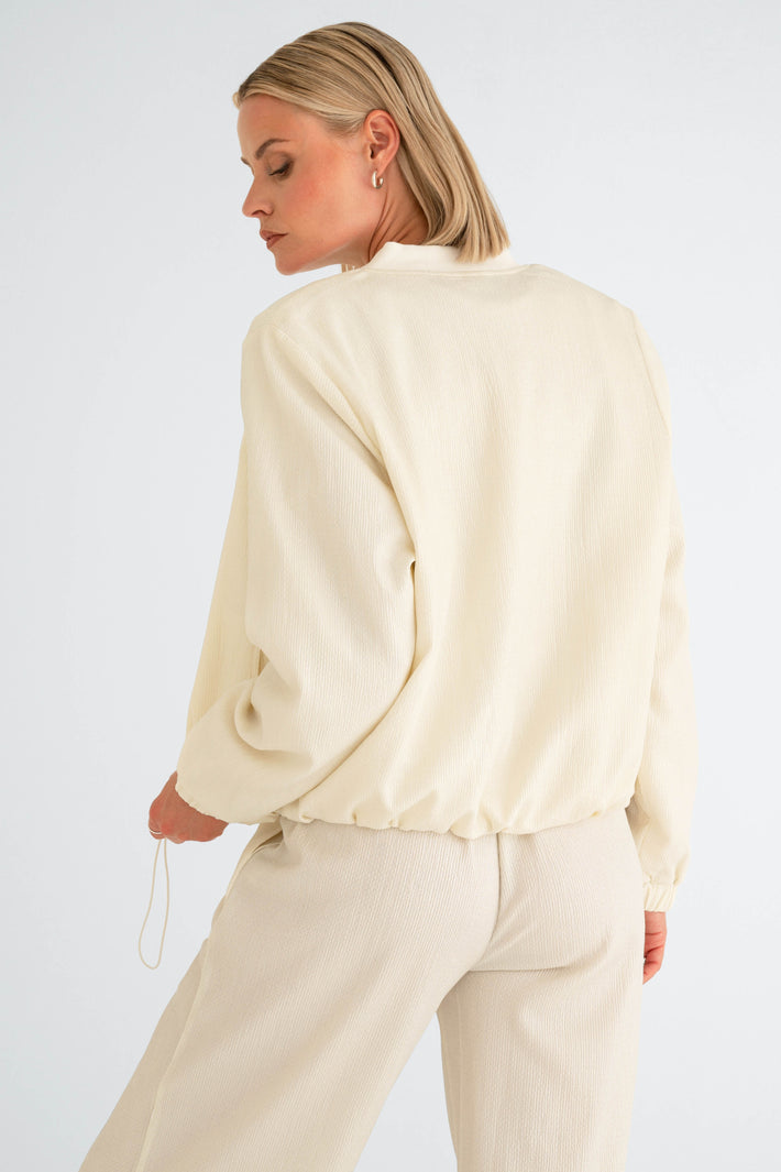Witte Maicazz & Zizo Siera jas met opvallende details en comfortabele pasvorm, zichtbaar op de model afbeelding.