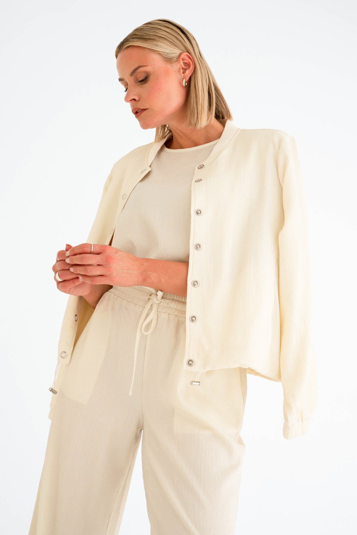 Witte Siera Jacket van Maicazz & Zizo, stijlvolle damesjas met strakke pasvorm en modieuze details.