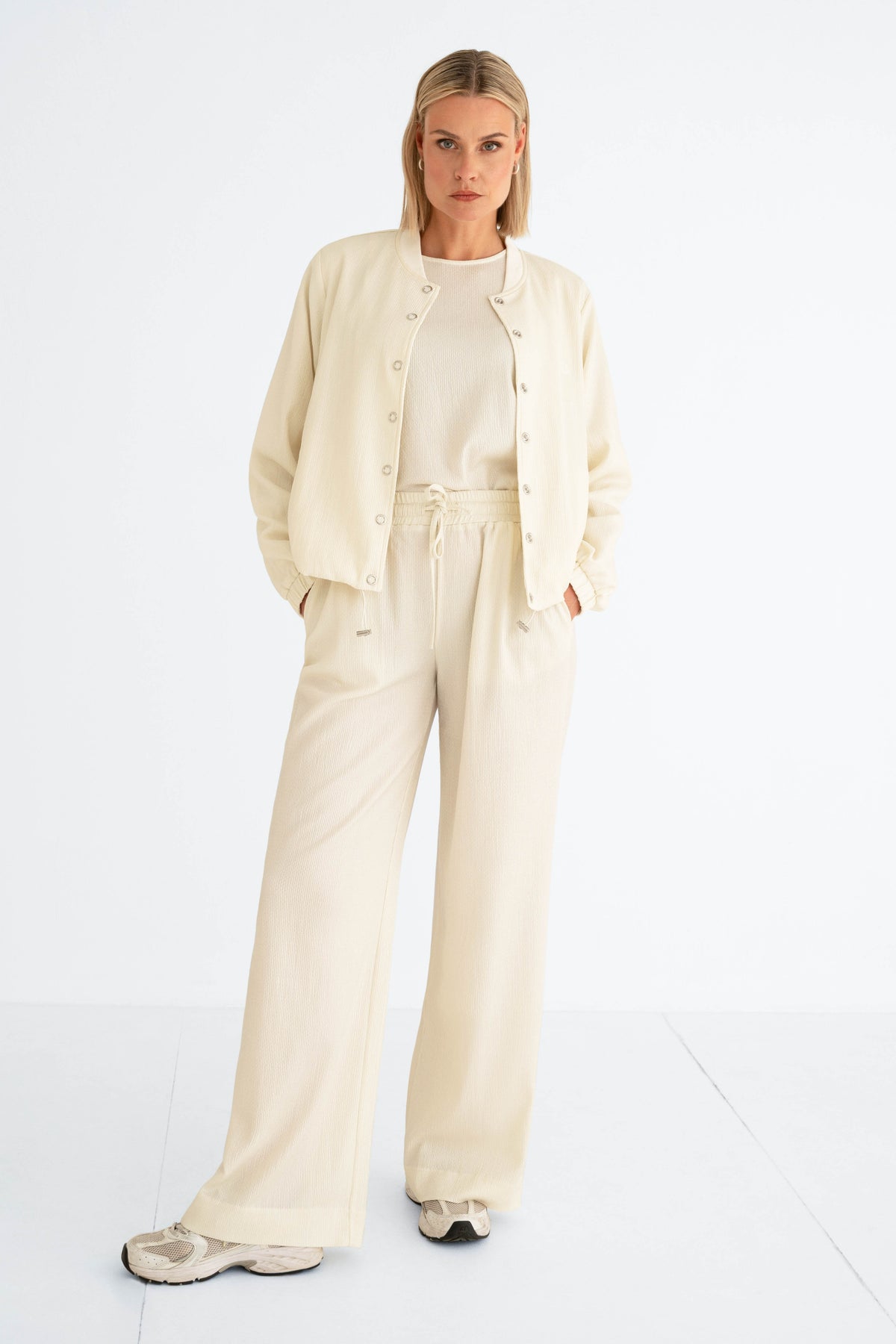 Offwhite jacket Siera van Maicazz & Zizo met ronde hals en lange mouwen, gedragen door een model.