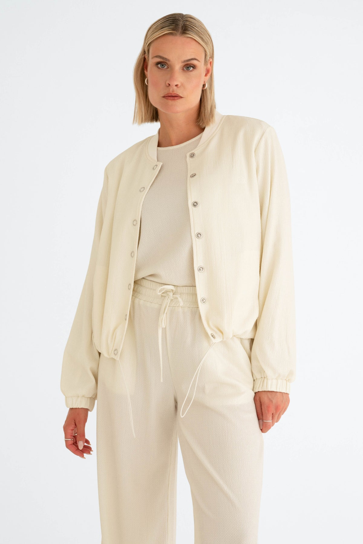 Offwhite jas Siera van Maicazz & Zizo, lichte en stijlvolle jacket met comfortabele pasvorm, ideaal voor casual draagstijl