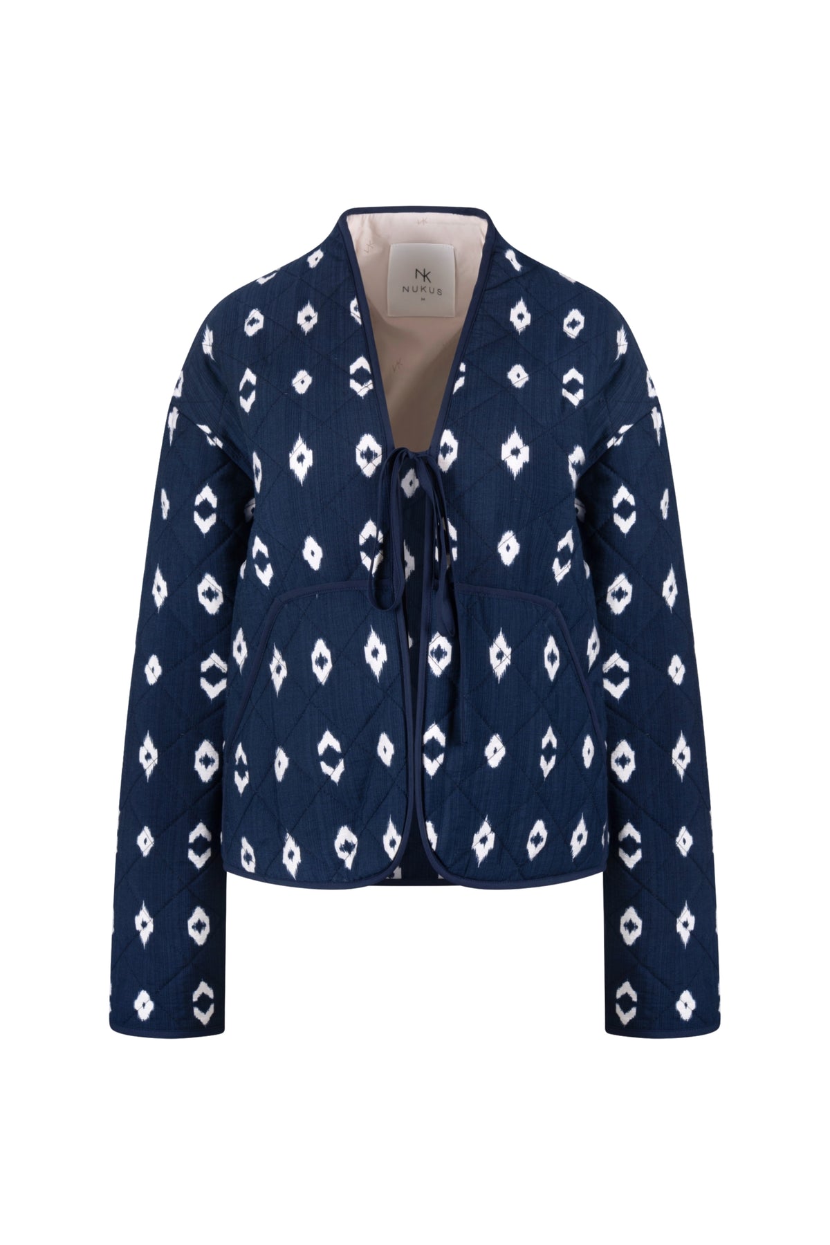 Nukus Jolie Navy vest met knopen en ronde hals, gedragen door model, close-up van de stijlvolle navy blauwe top.