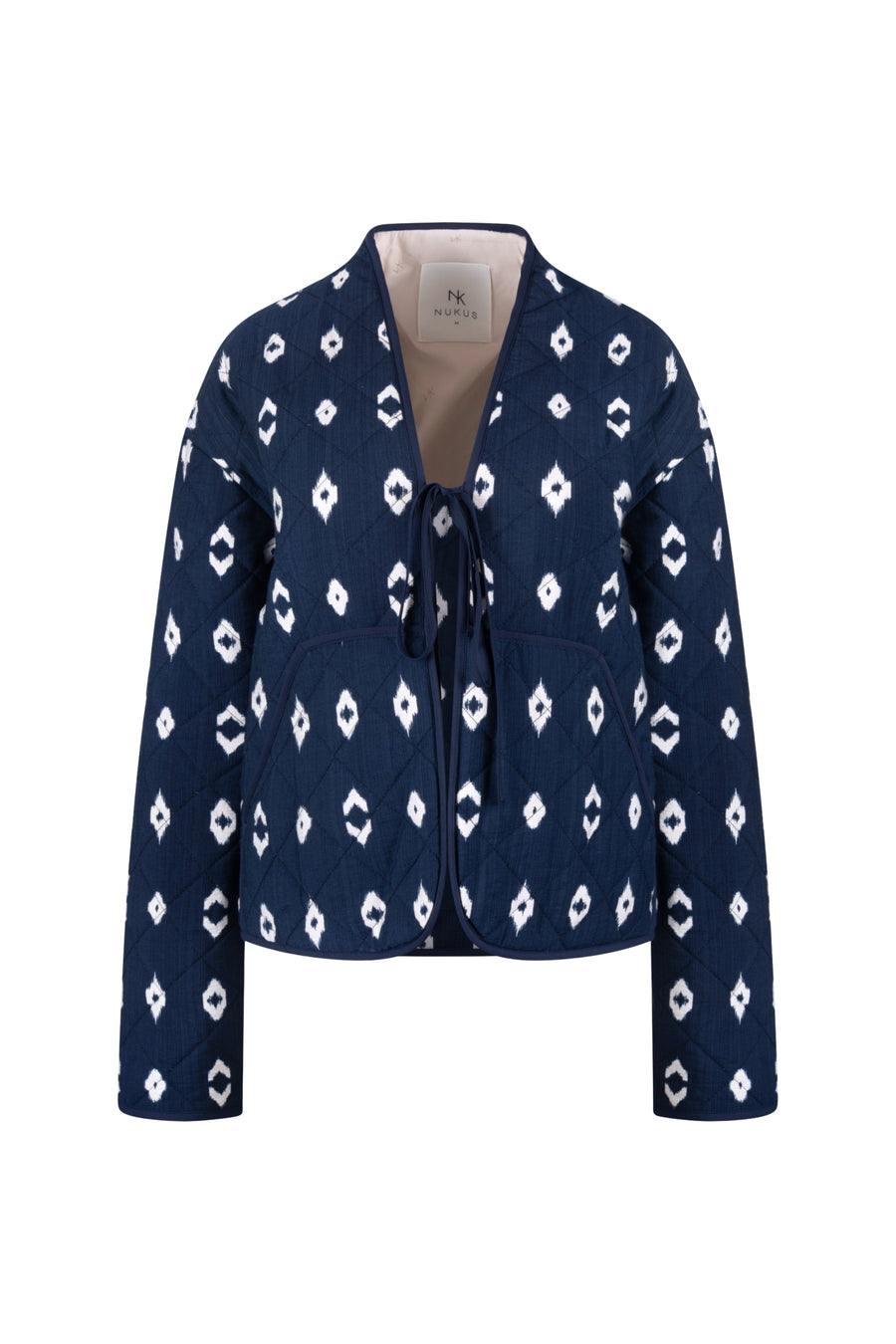 Nukus Jolie Navy vest met knopen en ronde hals, gedragen door model, close-up van de stijlvolle navy blauwe top.
