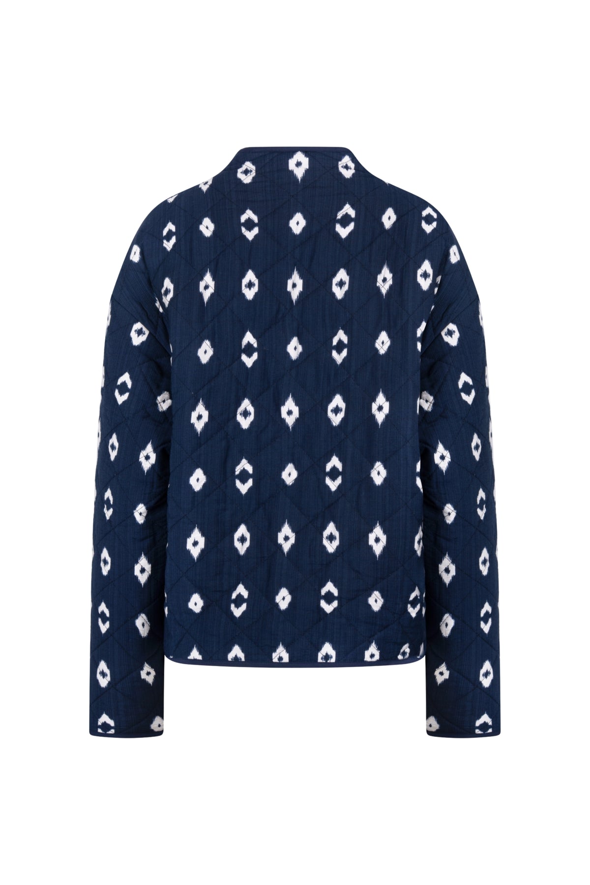 Navy blauwe Jolie vest van Nukus, damesmodel met knoopsluiting en zachte textuur, gedragen door een model.
