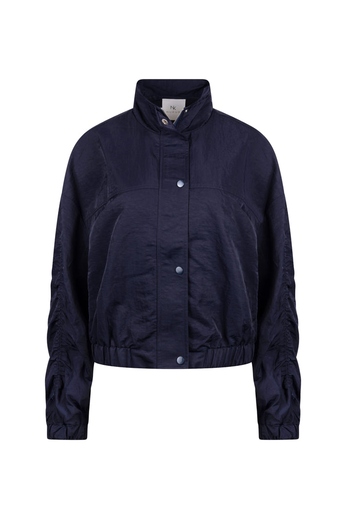 Nukus Jaimy navy winterjas voor dames met capuchon en ritssluiting, zichtbaar op de afbeelding.