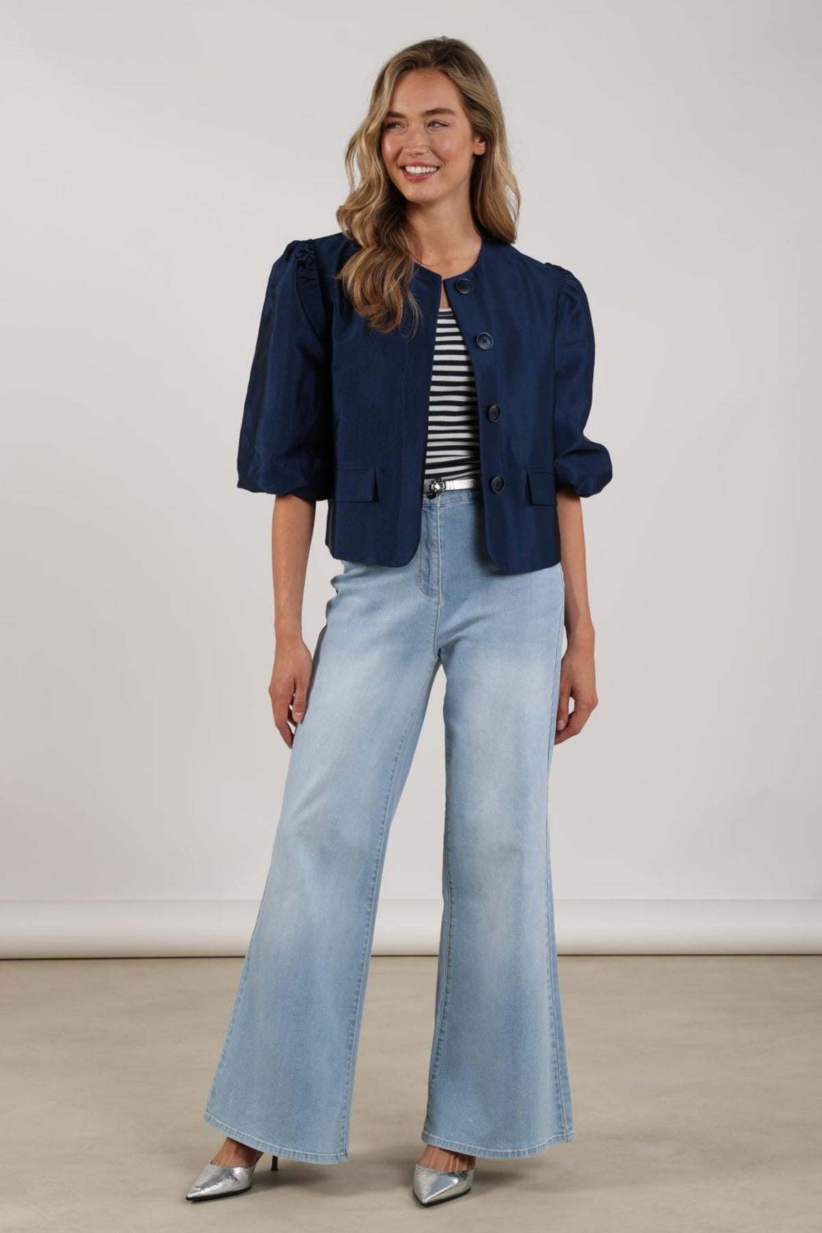 Bleached denim jeans van Nukus Senna met casual pasvorm en lichte colorisatie, getoond op een model.