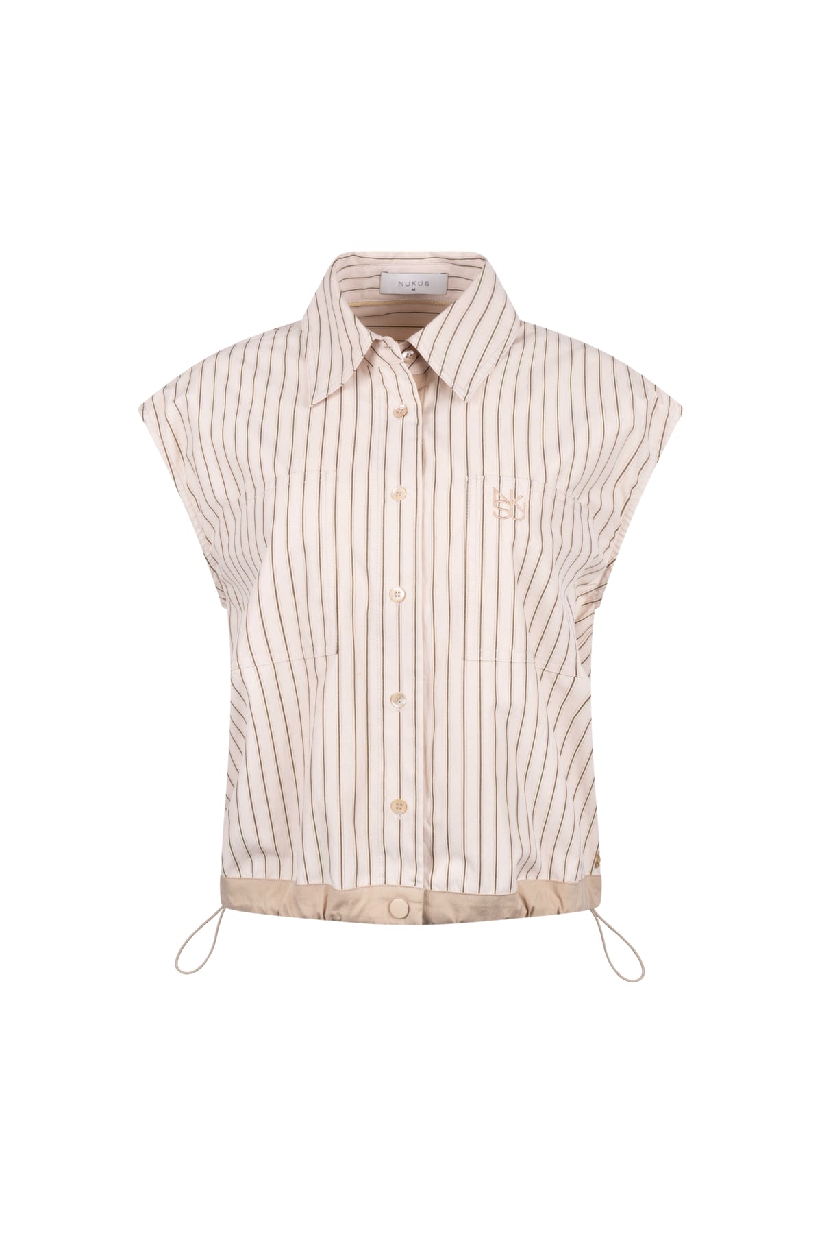 Nukus Top Abby Stripe Sand, wit en blauw gestreept, zachte stof, casual stijl, gedragen door model op foto.