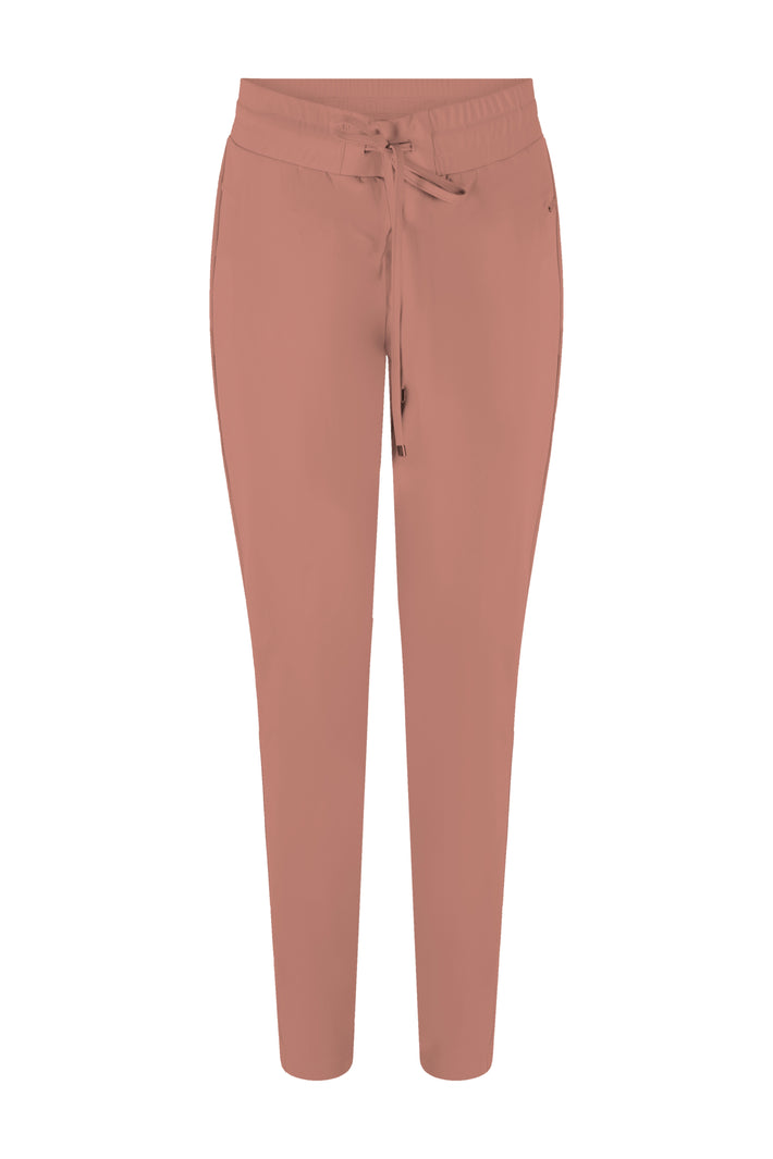 Zoso Amber Desert Rose reisbroek, lichtgewicht en comfortabel, met een zachte roze tint en praktische zakken.