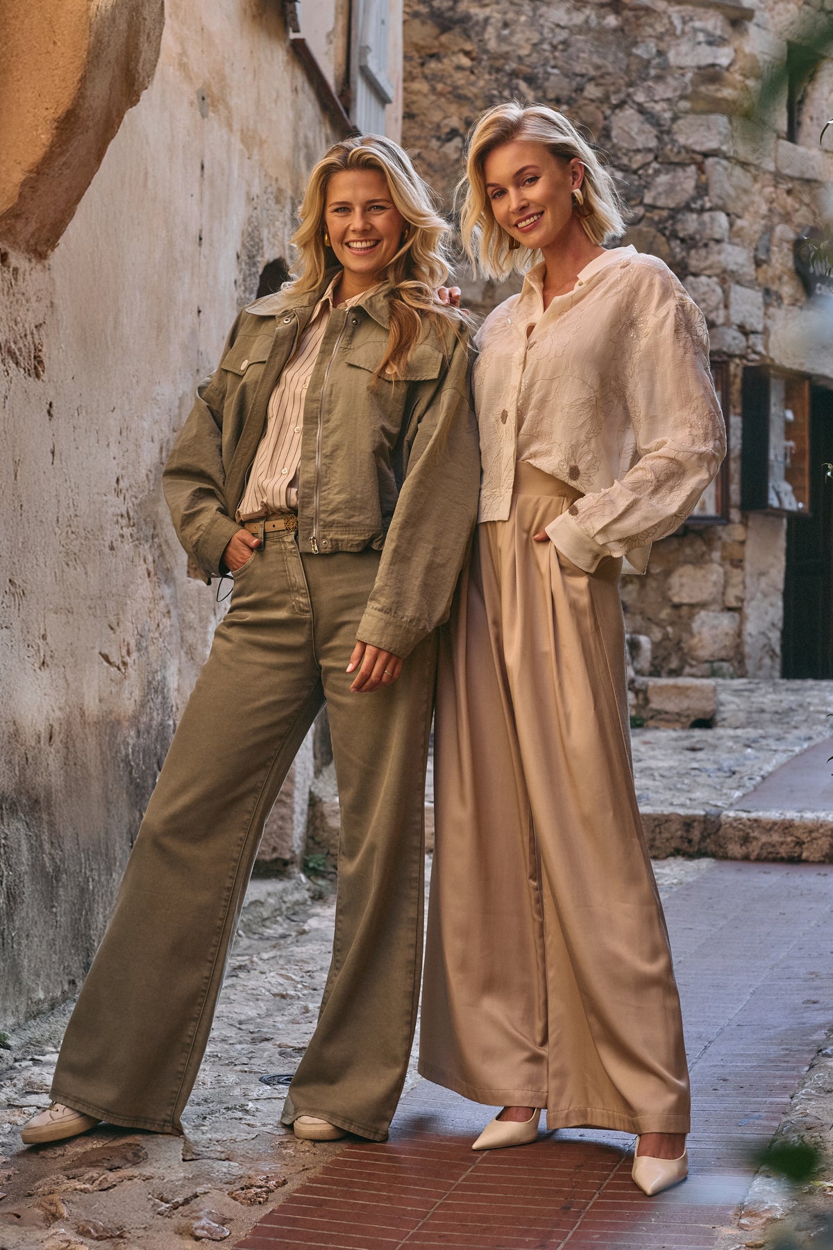 Nukus Lia Army jas voor dames, groene camouflage, met capuchon en ritssluiting, ideaal voor outdoor en casual gebruik