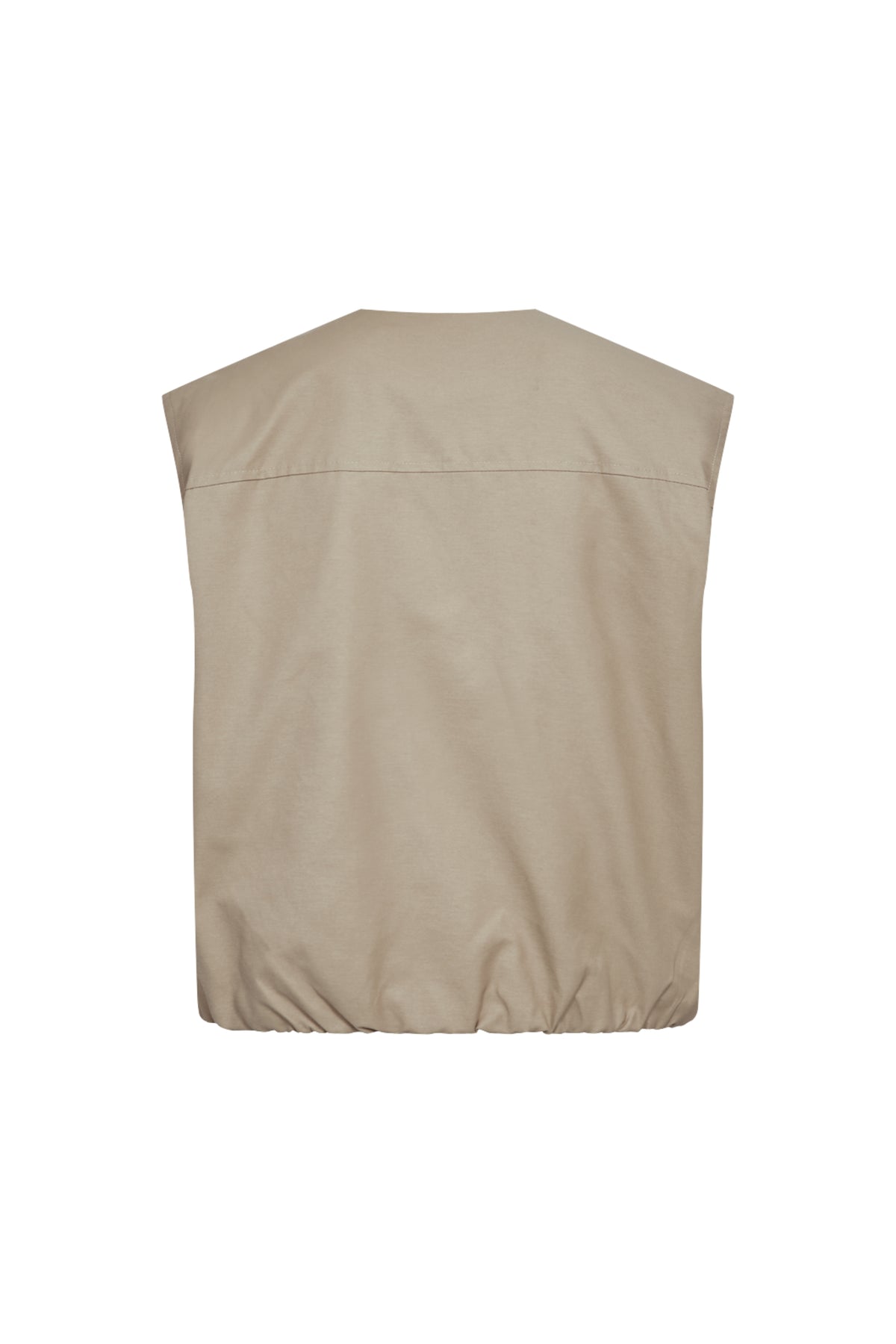 Gilet Freequent Fqcana Silver Mink met glanzende zilveren afwerking en zachte stoffen, gedragen door een model.