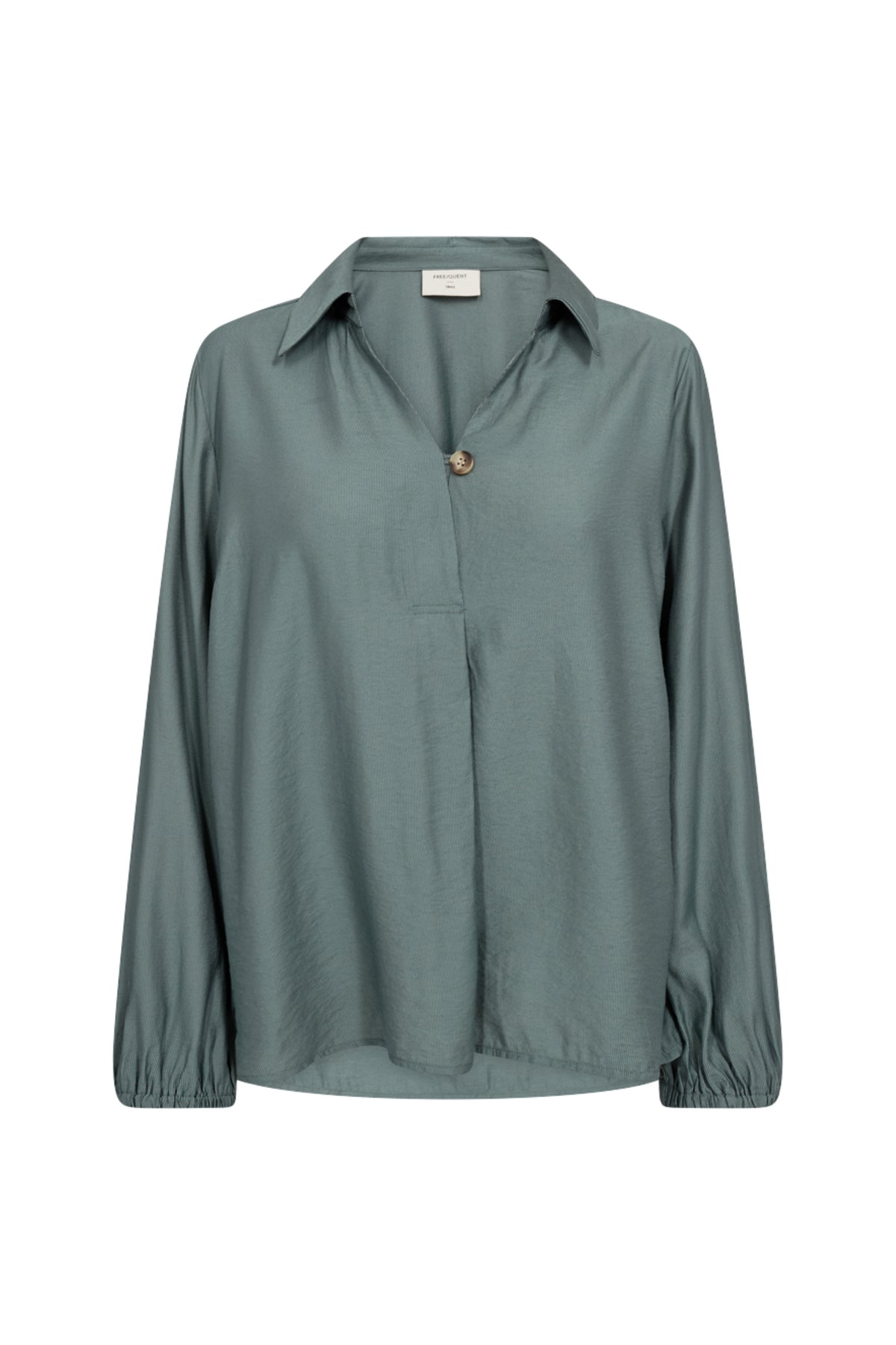 Donkere groene blouse Fqisela van Freequent, met elegante pasvorm en lange mouwen, zichtbaar op de afbeelding.