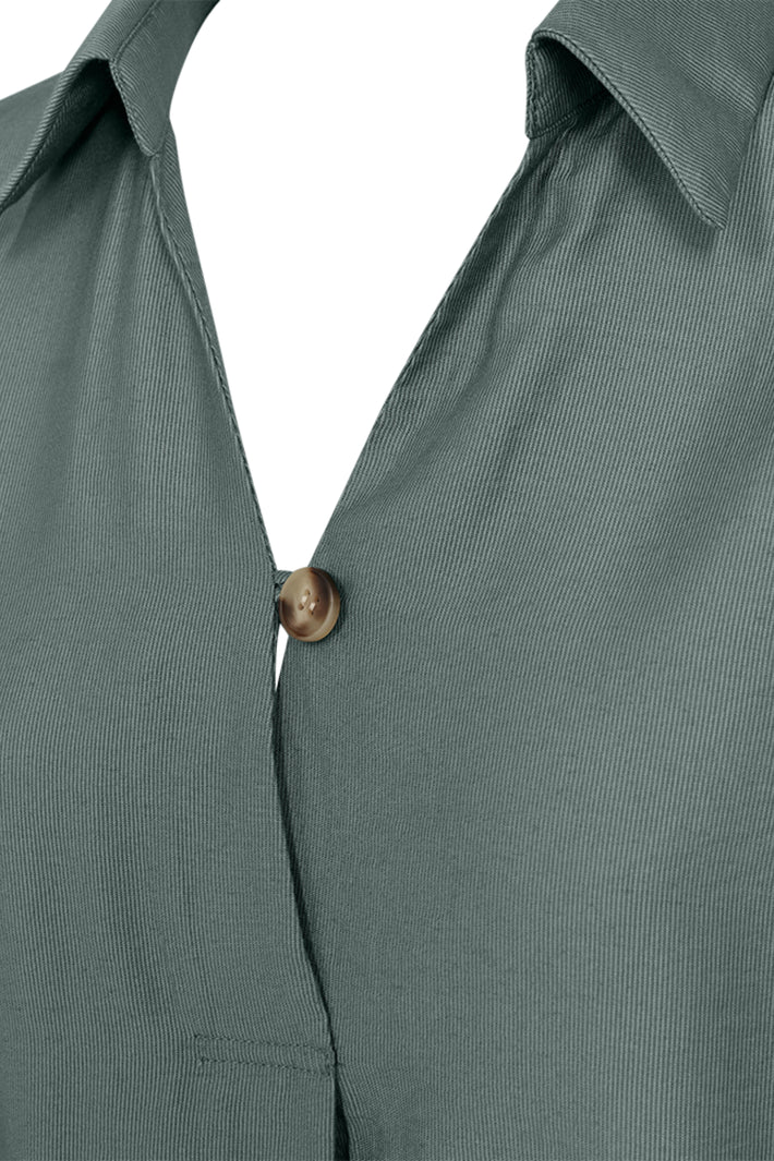 Donkere groene blouse van Freequent met lange mouwen en losse pasvorm, getoond op model.