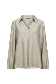 Zilveren minkkleurige blouse Fqisela Silver Mink van Freequent, close-up van de zachte stof en stijlvolle pasvorm.