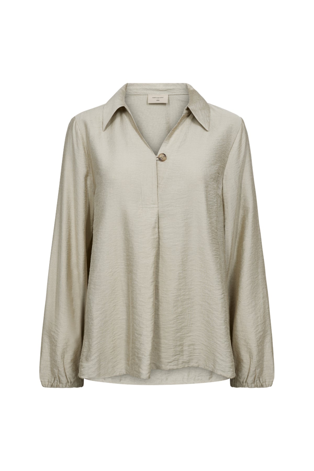 Zilveren minkkleurige blouse Fqisela Silver Mink van Freequent, close-up van de zachte stof en stijlvolle pasvorm.