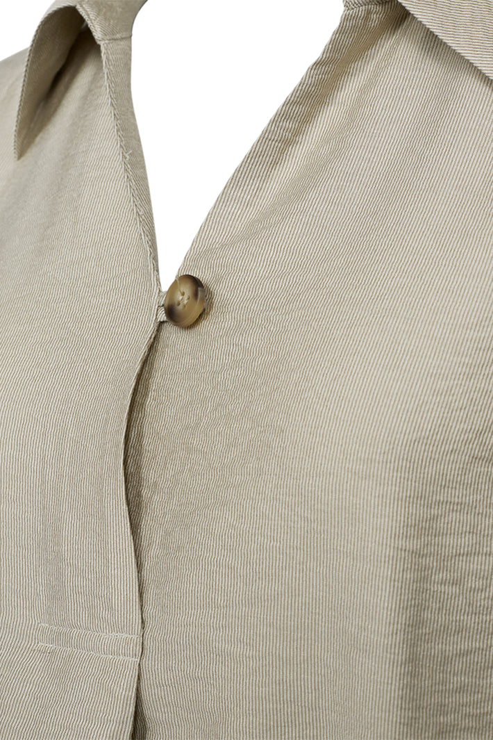 Zilveren minkkleurige blouse Fqisela Silver Mink van Freequent, met zachte stof en elegante snit, gedragen door een model.