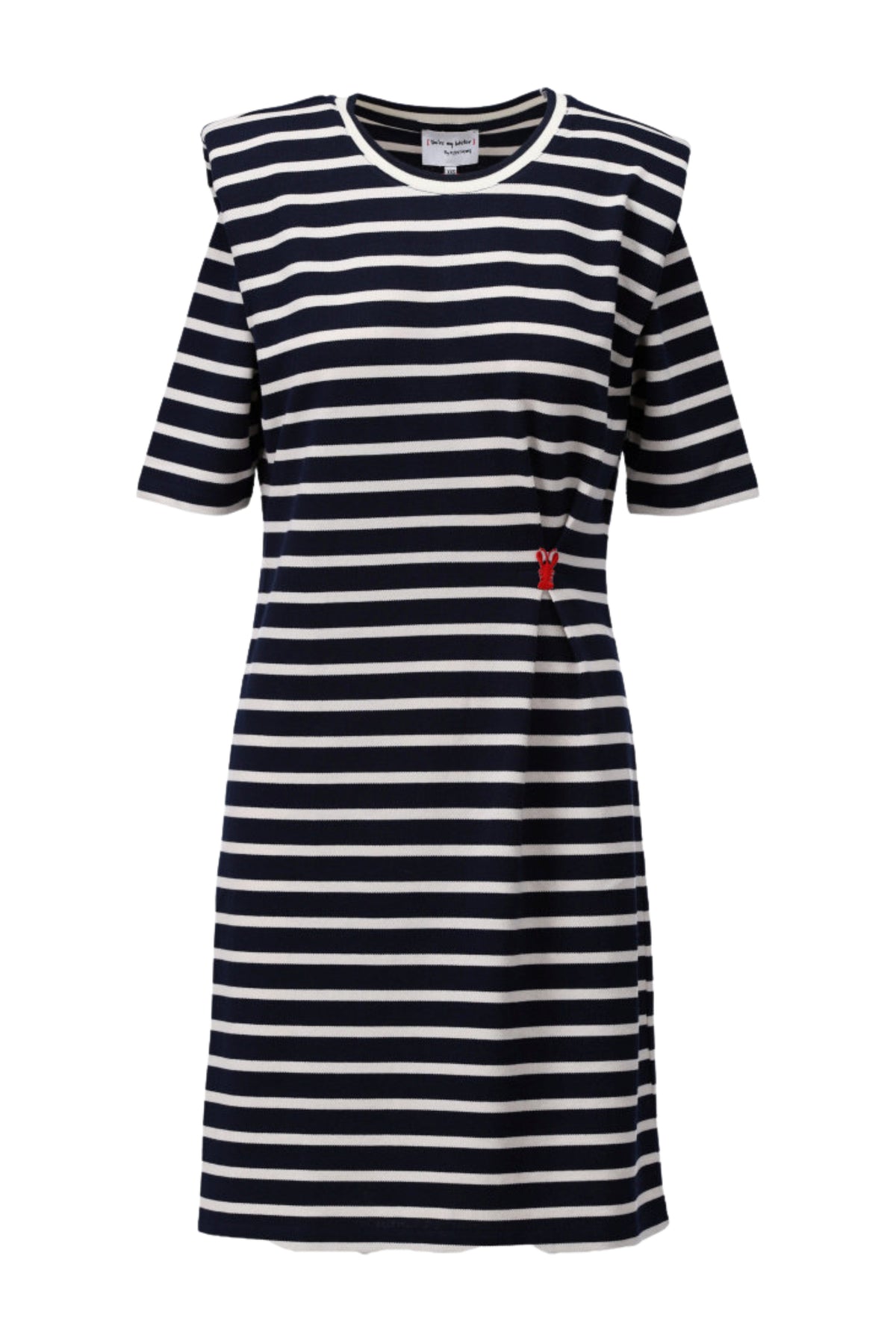 Gestreepte navy jurk van You're My Lobster door K-design, met vloeiende stof en elegante snit, gedragen door een model.