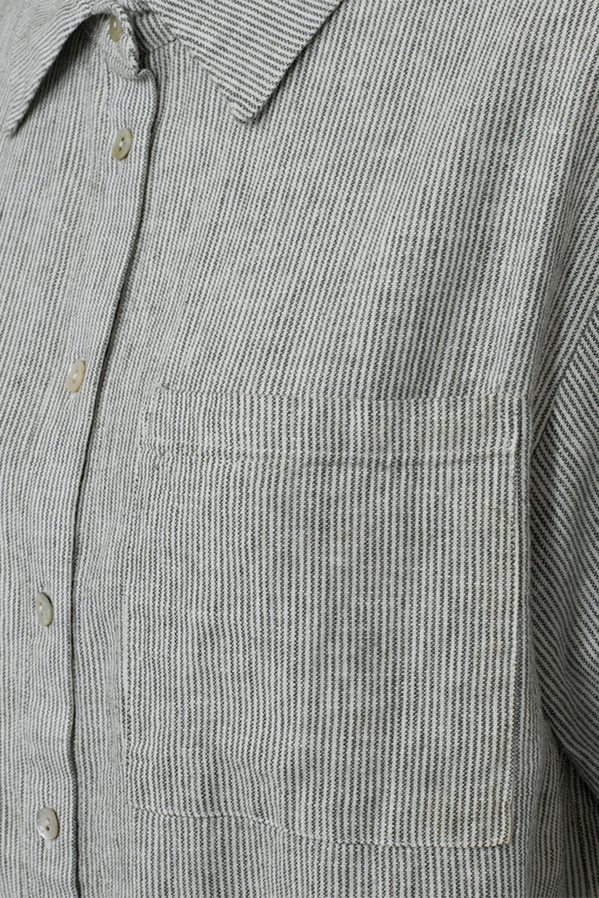 Donkere bosgroene blouse van Freequent met offwhite sterren, LARISSA model, getoond op een model in een lichte setting