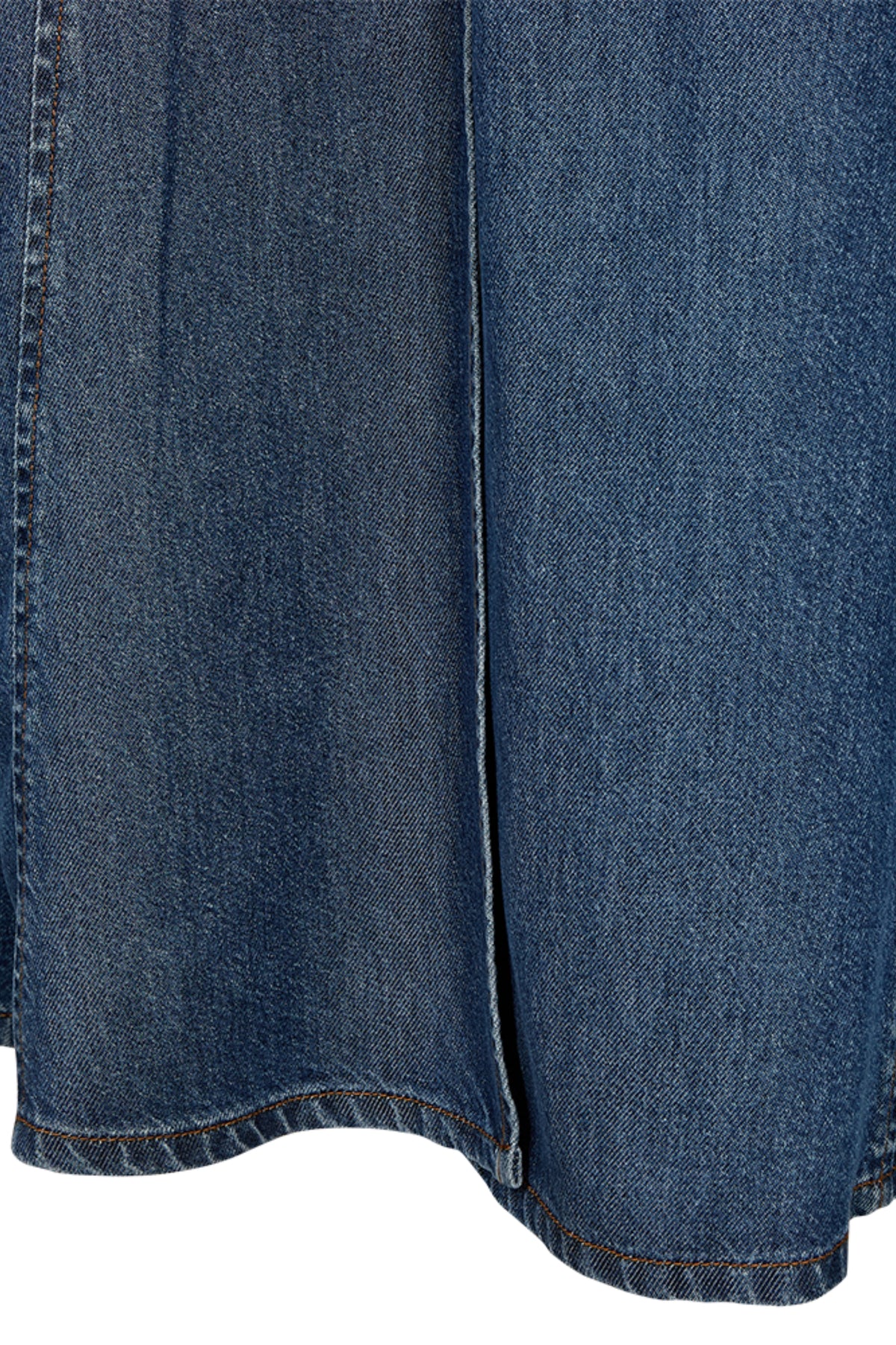 Medium blauwe denim rok van Freequent, model Larissa, met een stijlvolle pasvorm en klassieke details.
