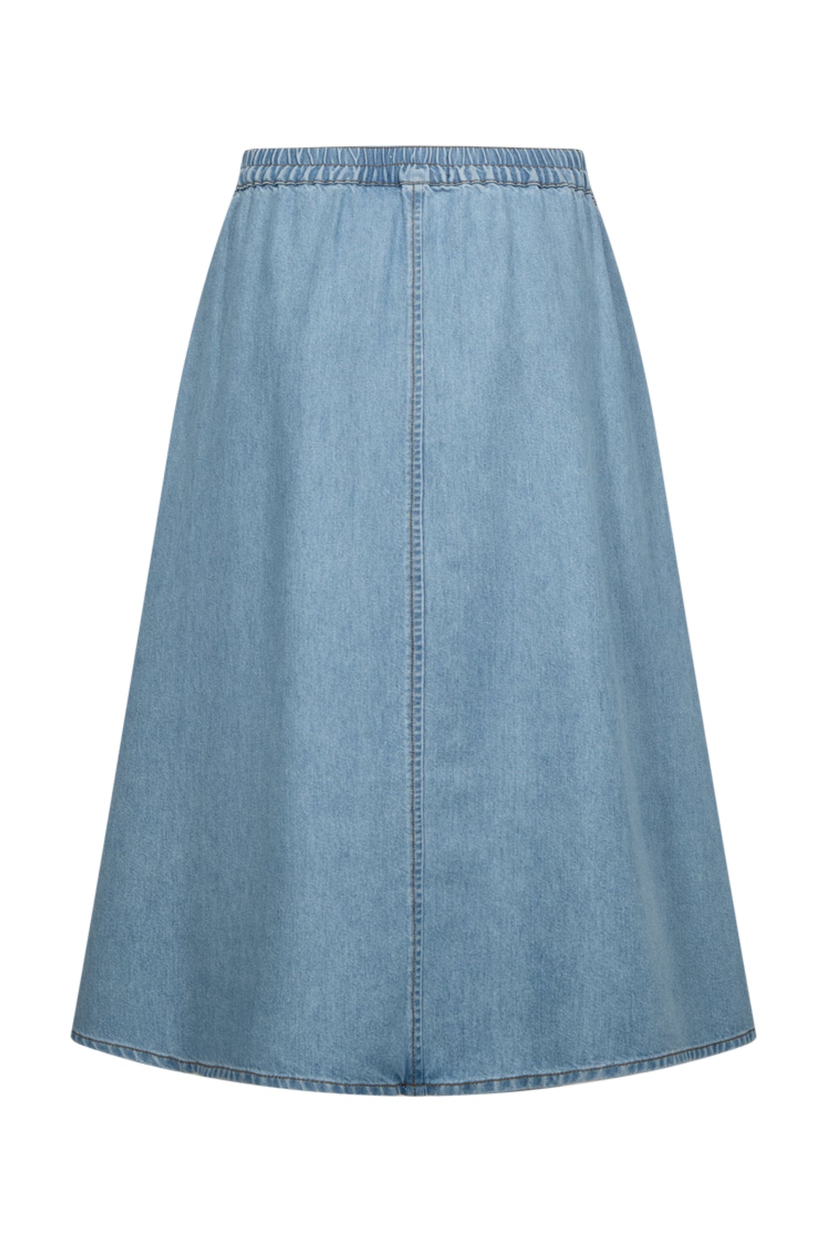 Lichte blauwe denim rok van Freequent, model Larissa, met een casual en stijlvolle uitstraling, gedragen door een model.