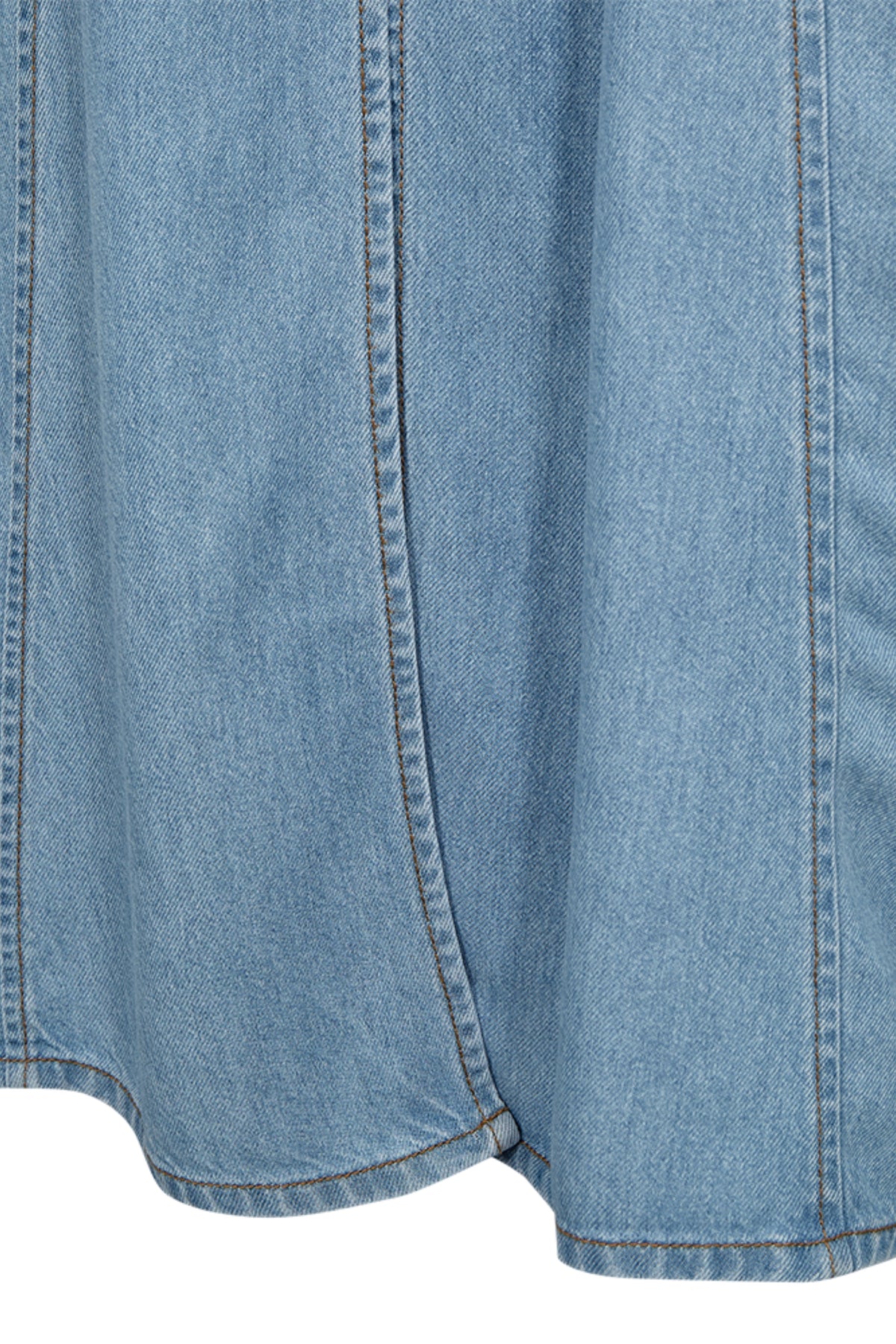Lichte blauwe denim rok van Freequent, model Larissa, met een casual pasvorm en stijlvolle details.
