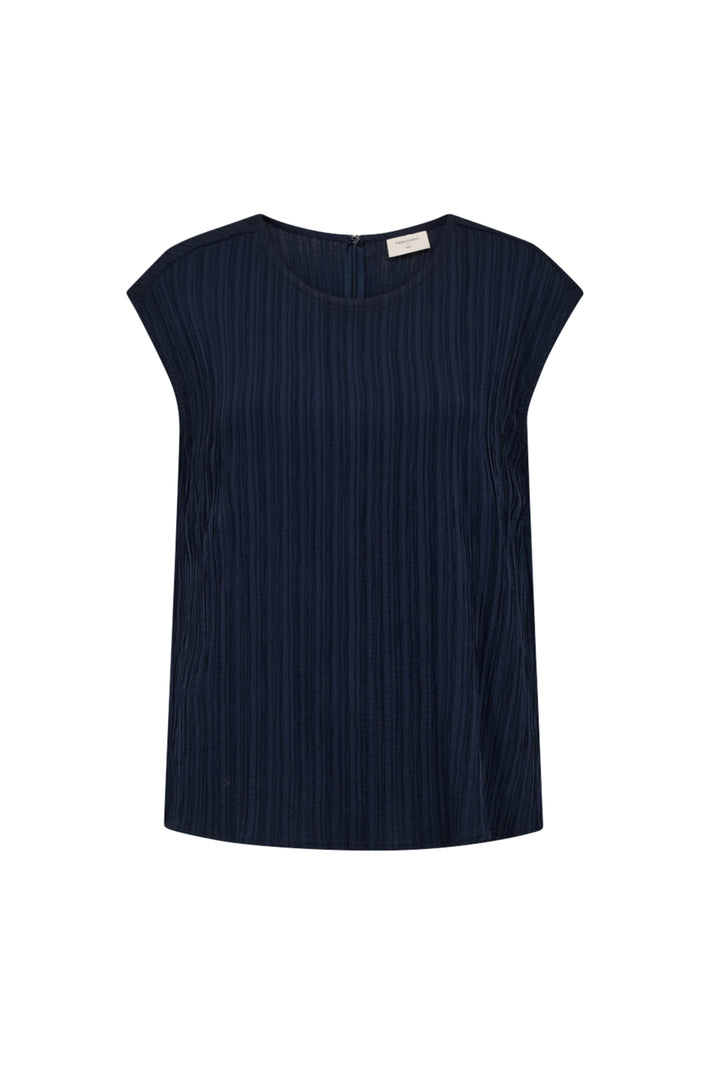 Blouse Freequent Fqgrsvalse Navy Blazer met lange mouwen en knoopsluiting, gedragen door model, voor een casual look