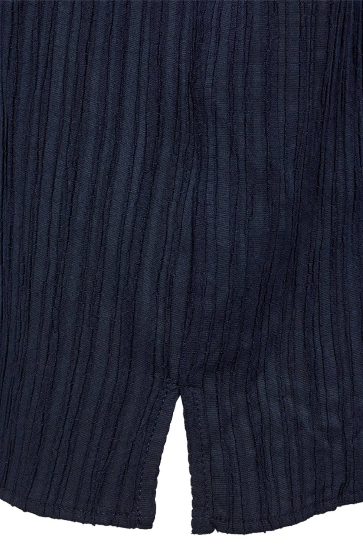 Blouse Fqgrsvalse in navy van Freequent, met elegante snit en knopen, op een witte achtergrond.