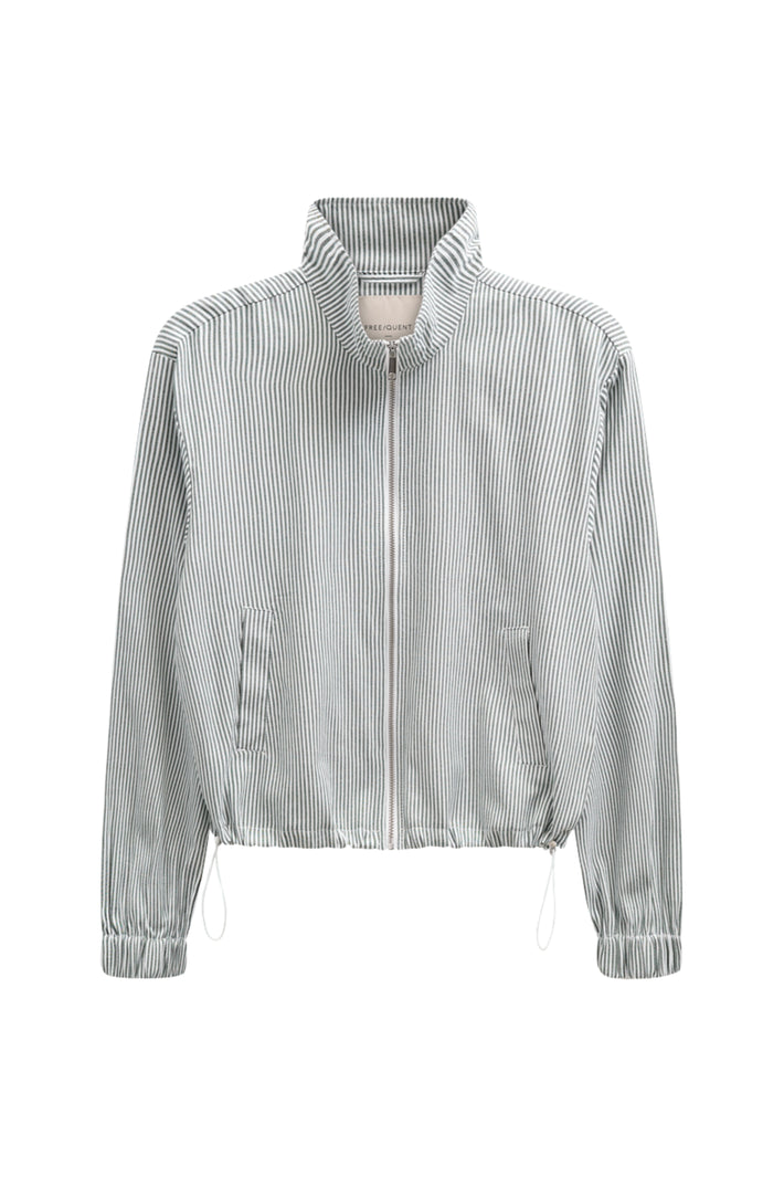 Donkere bosgroene Freequent Fqkaro Star jas met offwhite details, getoond op model, casual winter outerwear.