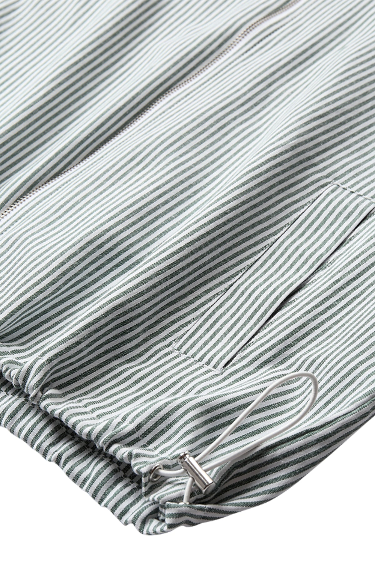 Donkere bosgroene Freequent Fqkaro Star jas met offwhite details, getoond op een model, met zakken en ritssluiting.