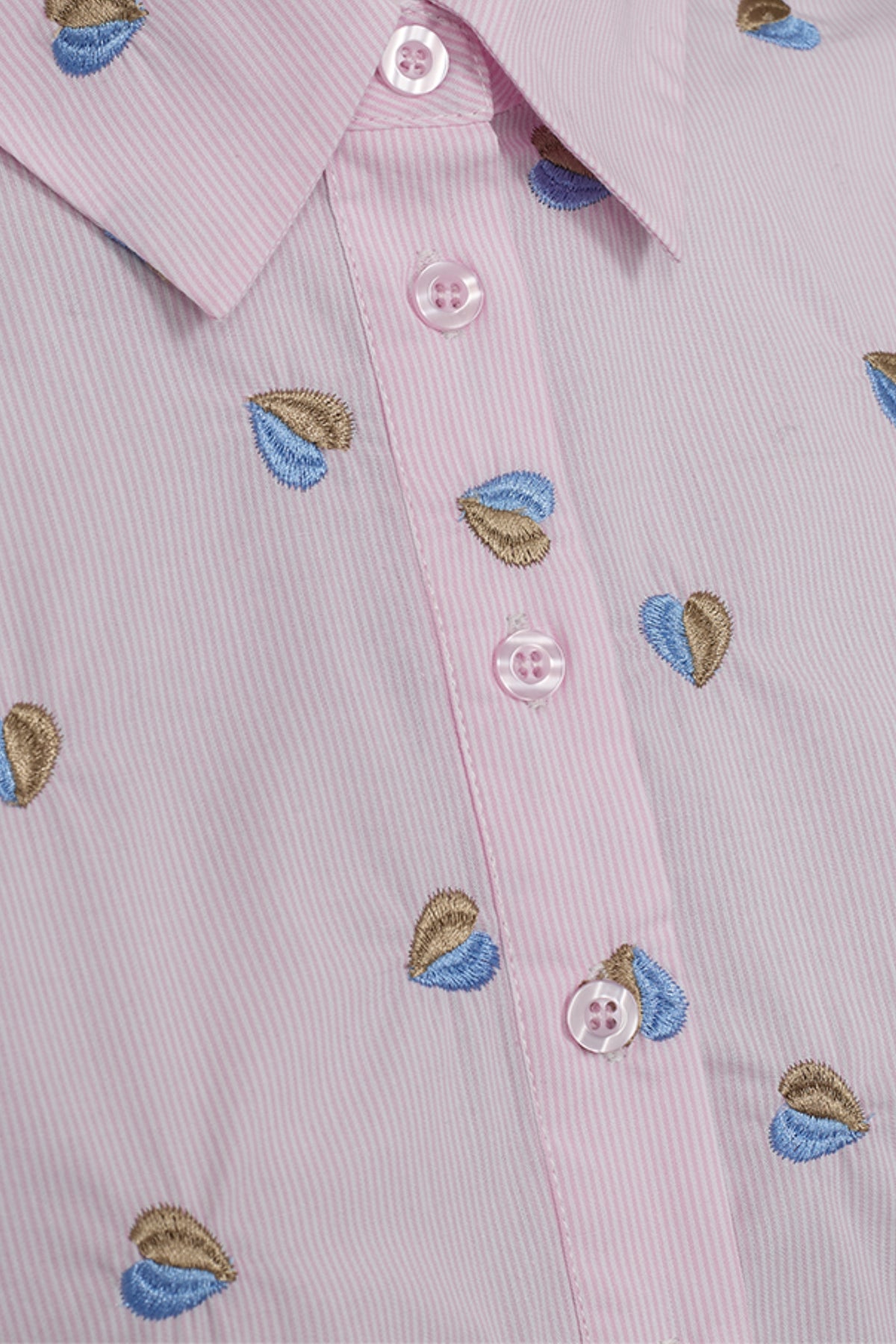 Blouse Freequent Fqrosan Sweet Lilac Blue Bell met lange mouwen en ronde hals, gedragen door model, vrolijk en casual stijl