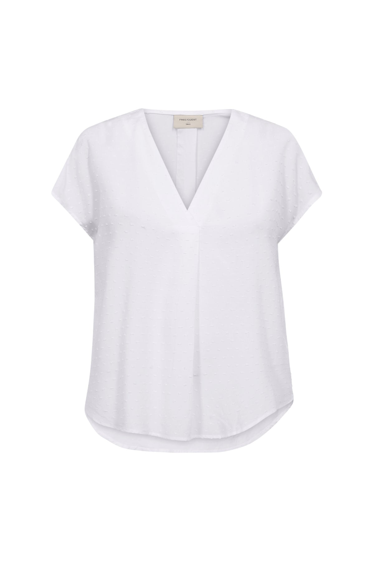 Witte blouse van Freequent, Fqkalya Brilliant White 207769, met elegante pasvorm en knoopsluiting, gedragen door model.