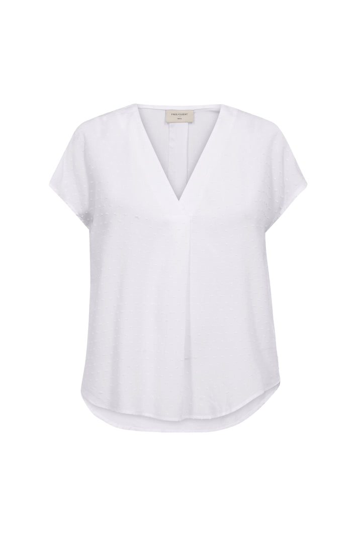 Witte blouse van Freequent, Fqkalya Brilliant White 207769, met elegante pasvorm en knoopsluiting, gedragen door model.