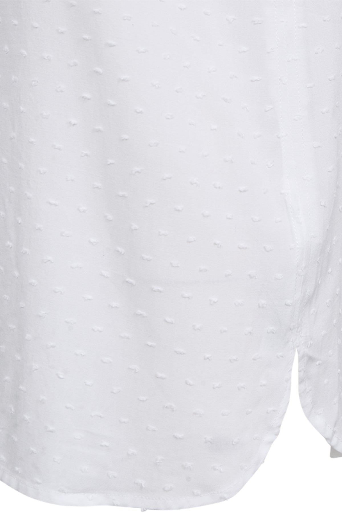 Witte blouse van Freequent met elegante pasvorm en knopen, getoond op model met lange mouwen en ronde hals.