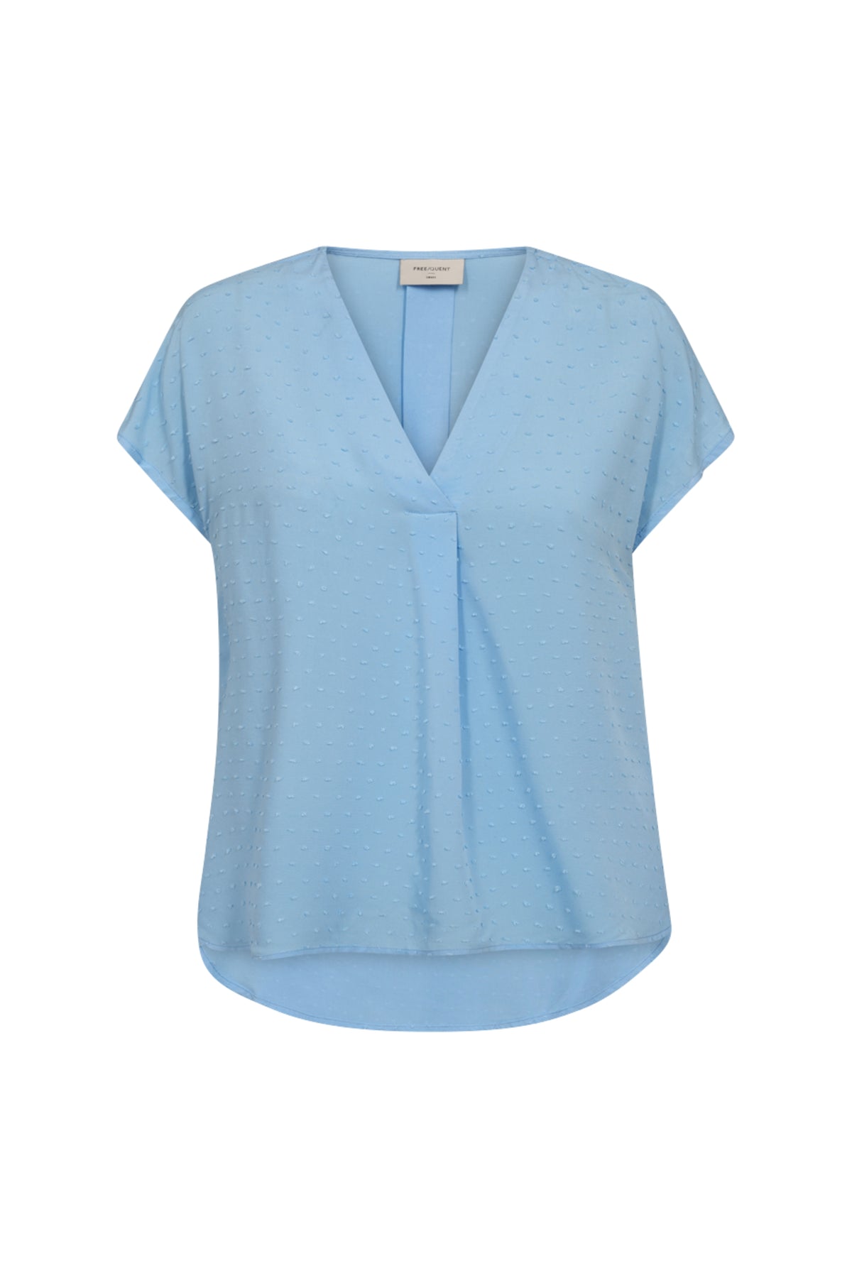 Blouse Freequent Fqkalya Blue Bell met lange mouwen en ronde hals, gedragen door een model, lichtblauw van kleur.