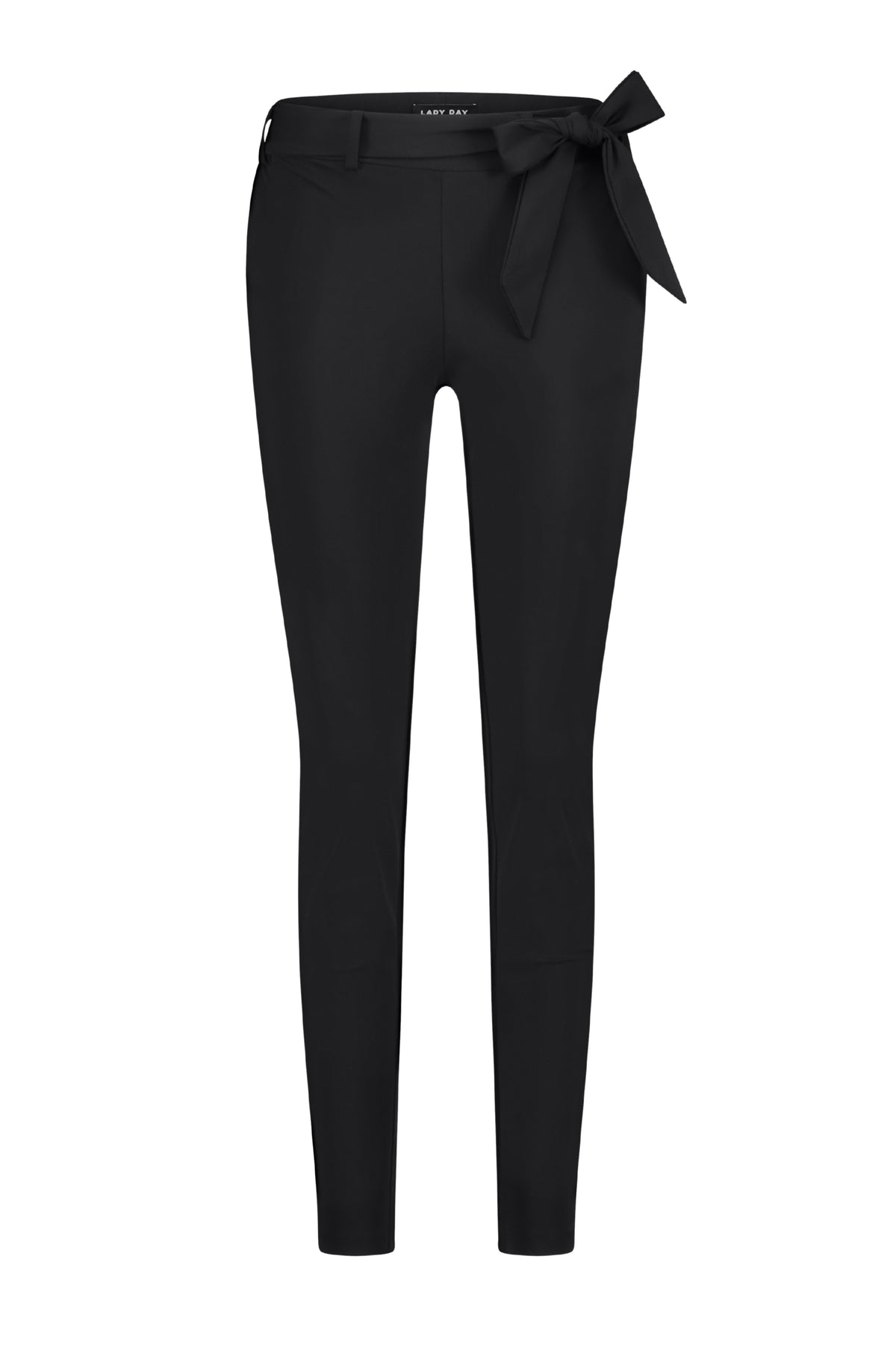 Zwarte travelbroek Lady Day Tokyo, getailleerd model met zakken, gedragen door een model, voor comfortabel reizen en casual stijlen.