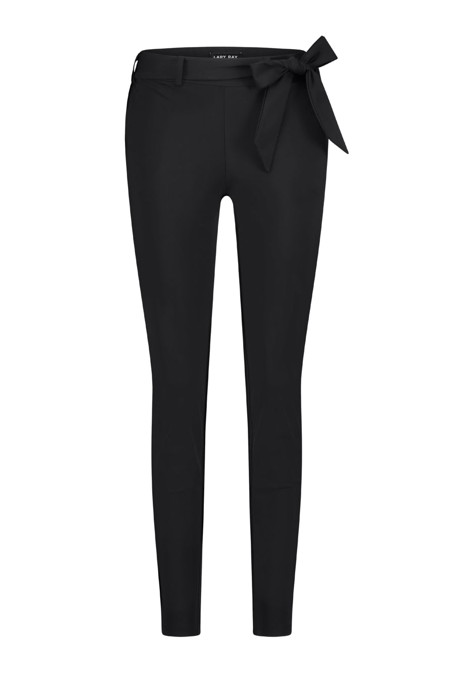 Zwarte travelbroek Lady Day Tokyo, getailleerd model met zakken, gedragen door een model, voor comfortabel reizen en casual stijlen.