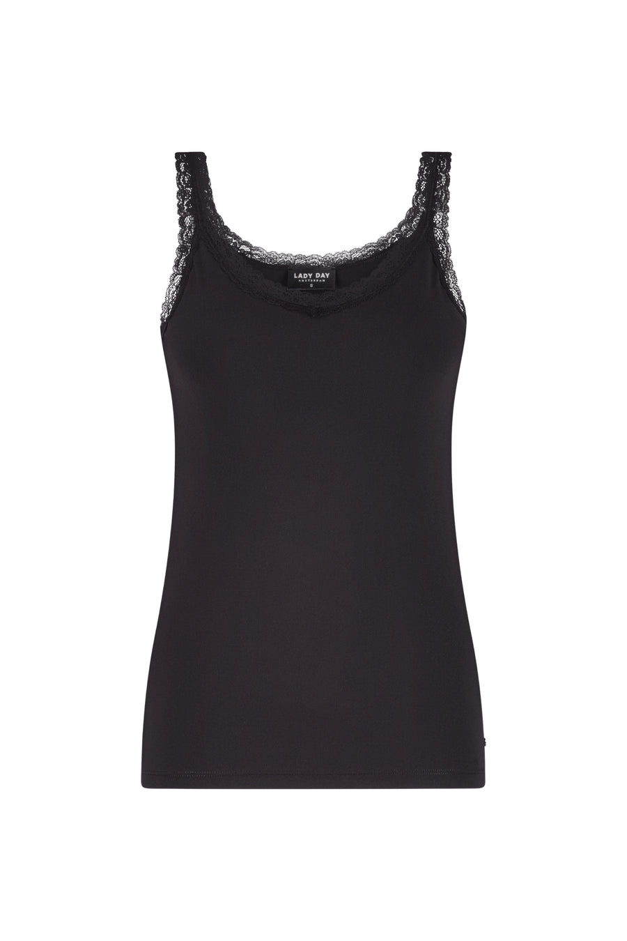 Zwarte travel top van Lady Day met kanten details, casual en comfortabel, gedragen door een model.