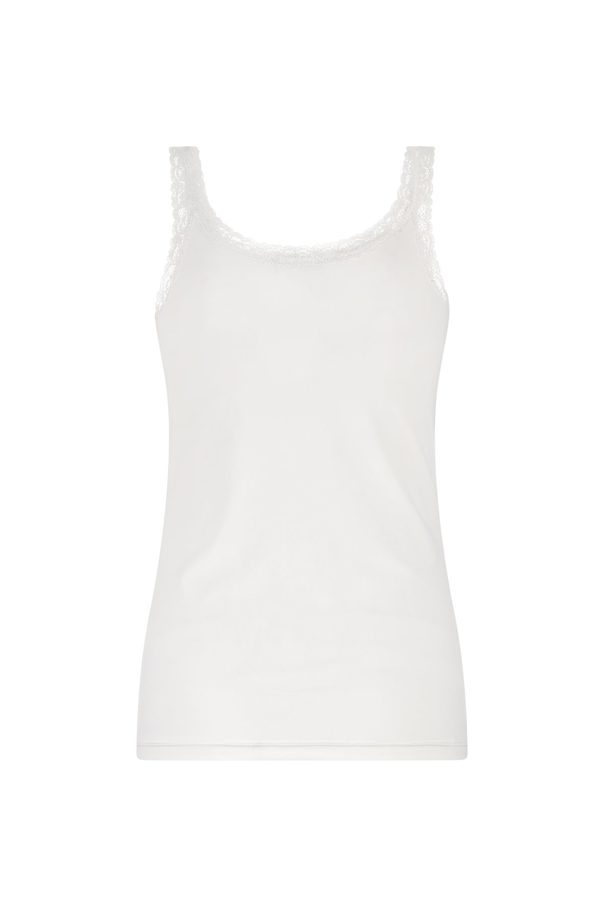 Lieve offwhite Lady Day Travel Top met kanten details, gedragen door een model, geschikt voor reizen en casual dagelijks gebruik.